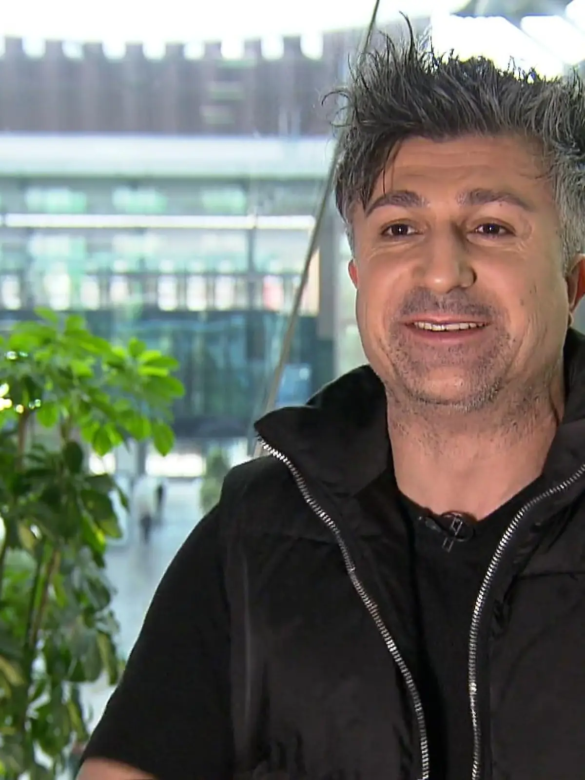 Chico erzählt von seinem Leben mit knapp 10 Millionen auf dem Konto und berichtet über skurile Momente aus seinem Leben, seit er die Millionen auf dem Konto hat.