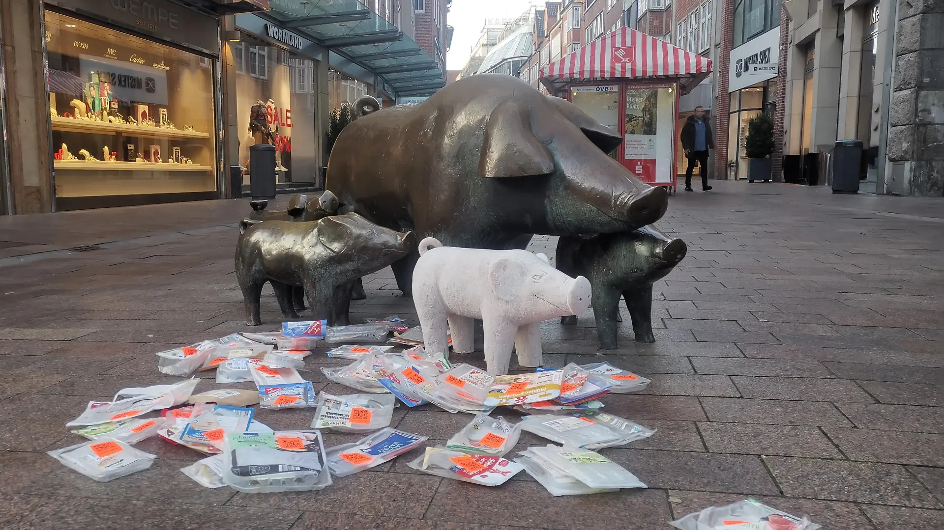 Die Bronzeschweine in der Bremer Sögestraße haben über Nacht Nachwuchs bekommen - aus containertem Fleisch.