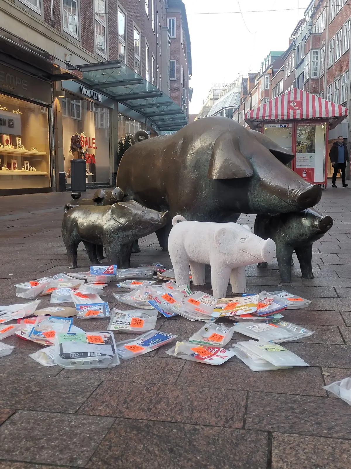 Die Bronzeschweine in der Bremer Sögestraße haben über Nacht Nachwuchs bekommen - aus containertem Fleisch.