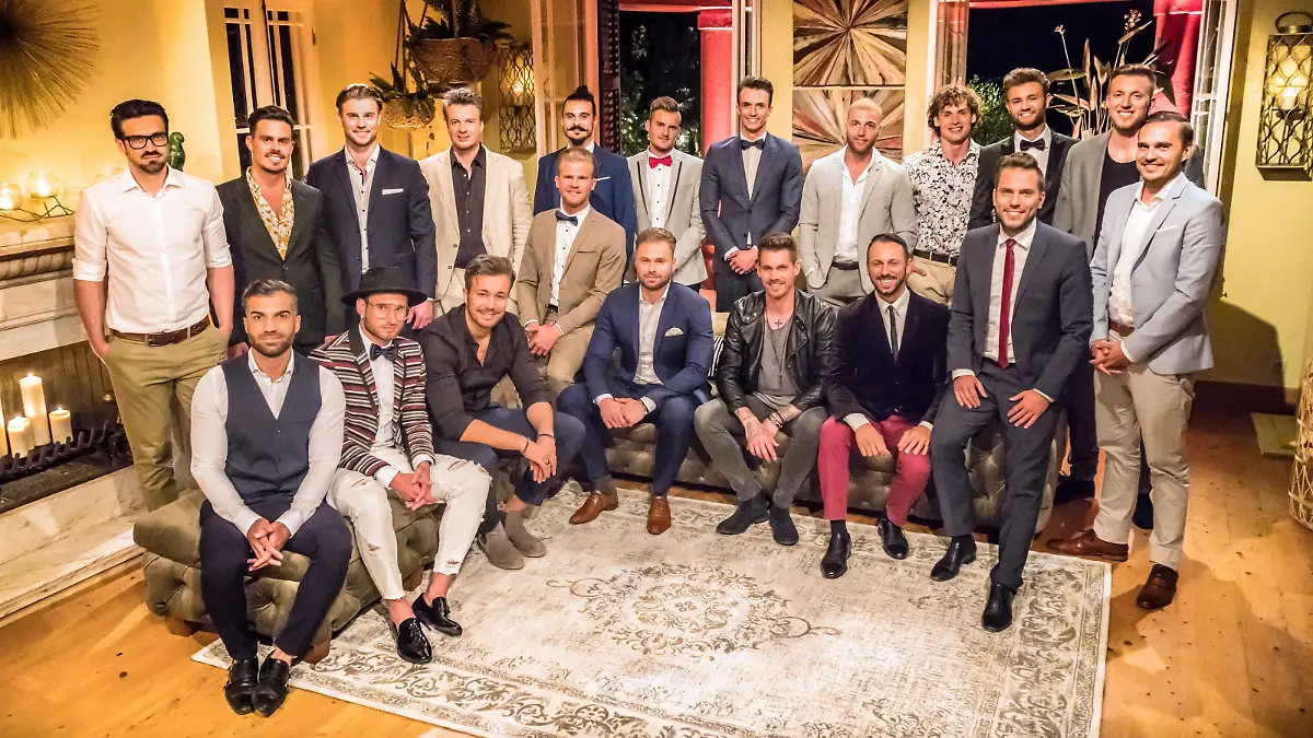 Diese Männer wollen das Herz der Bachelorette erobern. (hinten v.l.: Stefan, Manuel, Alex, Sascha, Dave, Vadim, Maxim, Filip, Eddy, Daniel, Chris und Sören. vorne v.l.: Raffi, Andreas, Dennis, Jan, Kevin, Brain, Jorgo und Kai)