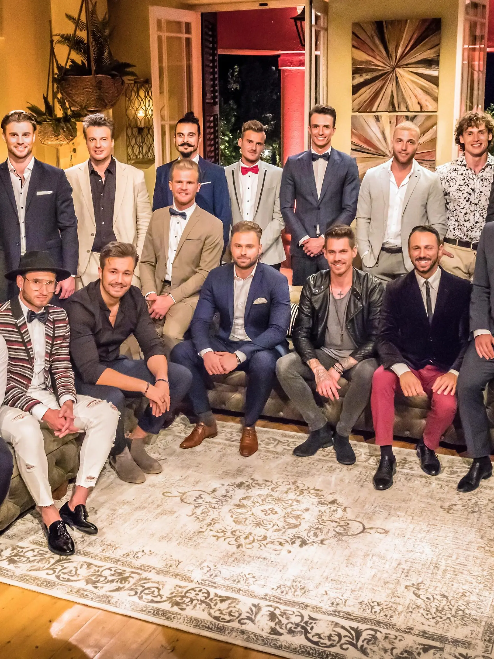 Diese Männer wollen das Herz der Bachelorette erobern. (hinten v.l.: Stefan, Manuel, Alex, Sascha, Dave, Vadim, Maxim, Filip, Eddy, Daniel, Chris und Sören. vorne v.l.: Raffi, Andreas, Dennis, Jan, Kevin, Brain, Jorgo und Kai)