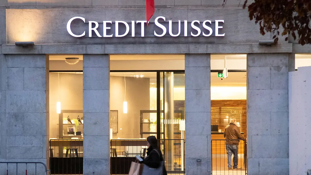 FILE PHOTO: The logo of Swiss bank Credit Suisse is seen in front of a branch office in Bern, Switzerland November 29, 2022. REUTERS/Arnd Wiegmann/File Photo