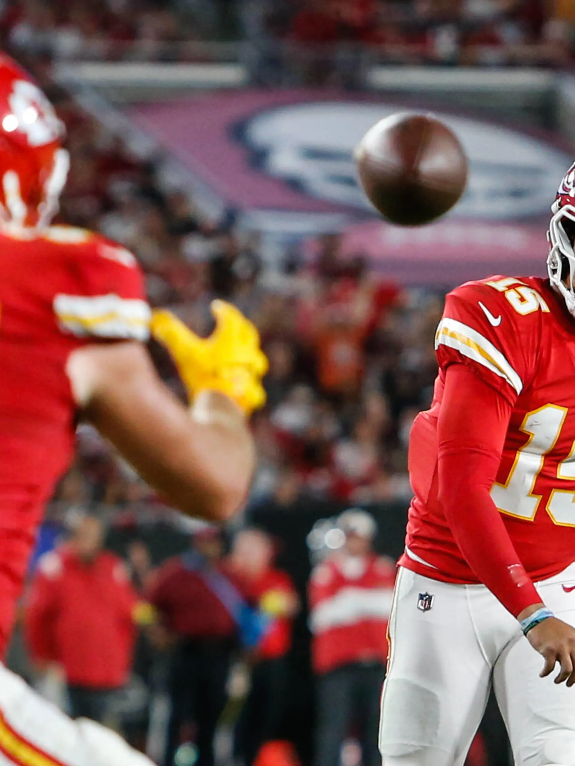 October 2, 2022, Tampa, FL, US: Kansas City Chiefs quarterback Patrick Mahomes 15 throws a pass to Kansas City Chiefs tight end Travis Kelce 87, while being pressured by the Tampa Bay Buccaneers during the second quarter at Raymond James Stadium in Tampa on Sunday, Oct. 2, 2022. Tampa US - ZUMAm67_ 0170398967st Copyright: xJeffereexWoox