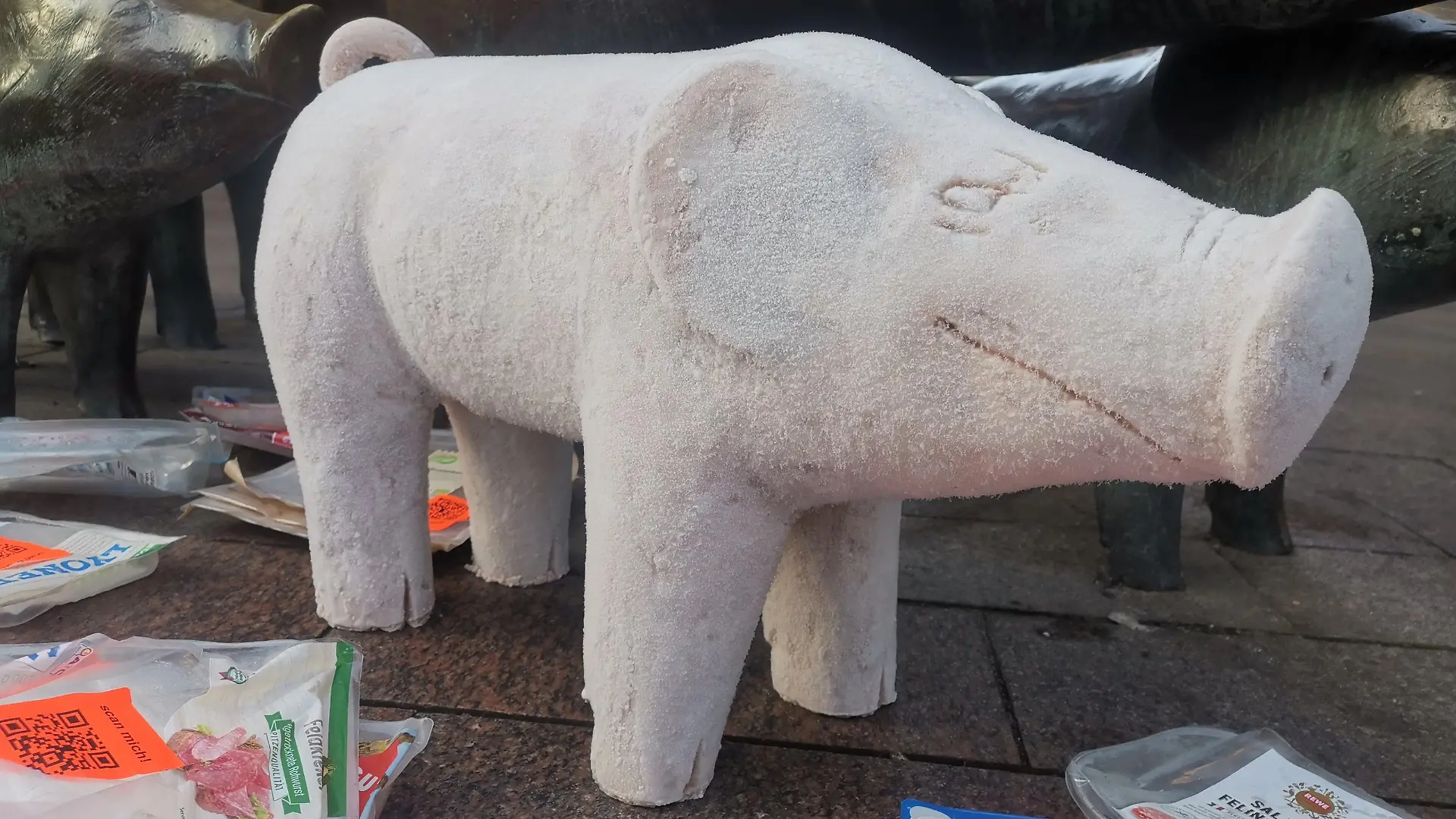 Die Bronzeschweine in der Bremer Södestraße haben über Nacht Nachwuchs bekommen - aus containertem Fleisch