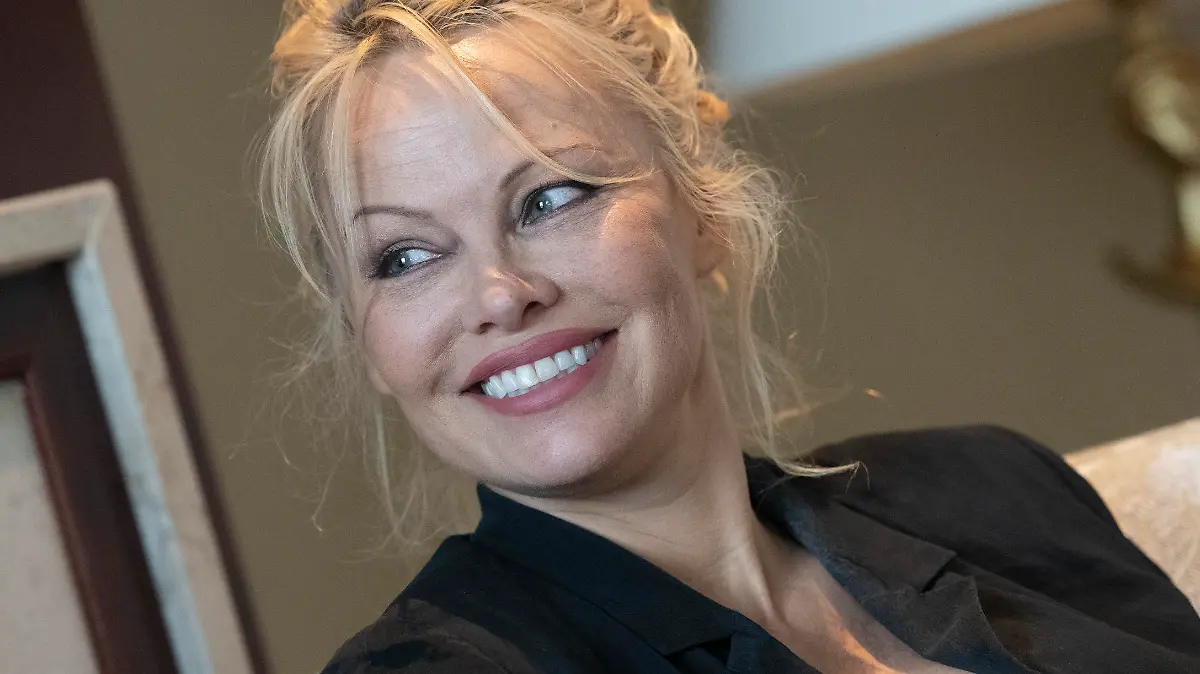 ARCHIV - 08.05.2019, Berlin: Film- und Fernsehstar Pamela Anderson lächelt während eines Interviews mit der Deutschen Presse-Agentur. (zu dpa Pamela Anderson: «Ich kann es nicht erwarten, mich alt zu sehen») Foto: Paul Zinken/dpa +++ dpa-Bildfunk +++