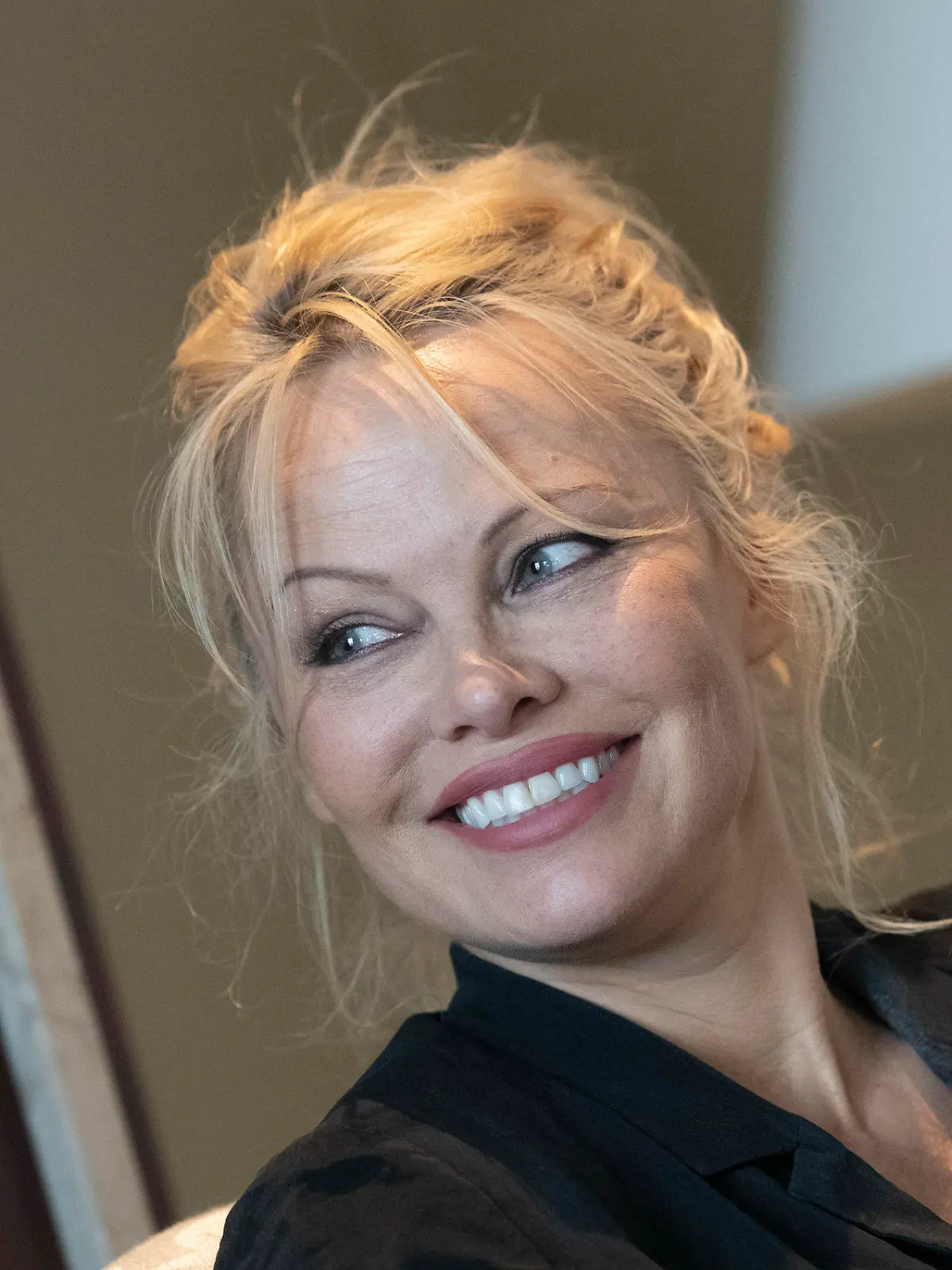 ARCHIV - 08.05.2019, Berlin: Film- und Fernsehstar Pamela Anderson lächelt während eines Interviews mit der Deutschen Presse-Agentur. (zu dpa Pamela Anderson: «Ich kann es nicht erwarten, mich alt zu sehen») Foto: Paul Zinken/dpa +++ dpa-Bildfunk +++