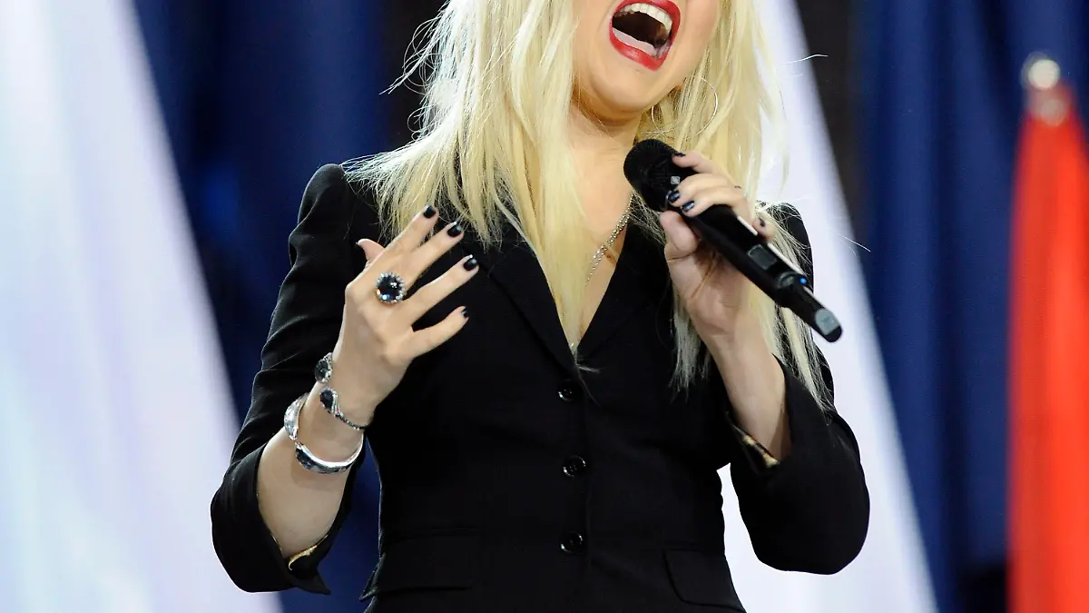 epa02568176 US singer Christina Aguilera performs the national anthem before the start of Super Bowl XLV at Cowboy Stadium in Arlington, Texas, USA, 06 February 2011. The Steelers are going for their seventh Super Bowl title while the Packers are going for their fourth. EPA/PAUL BUCK +++(c) dpa - Bildfunk+++