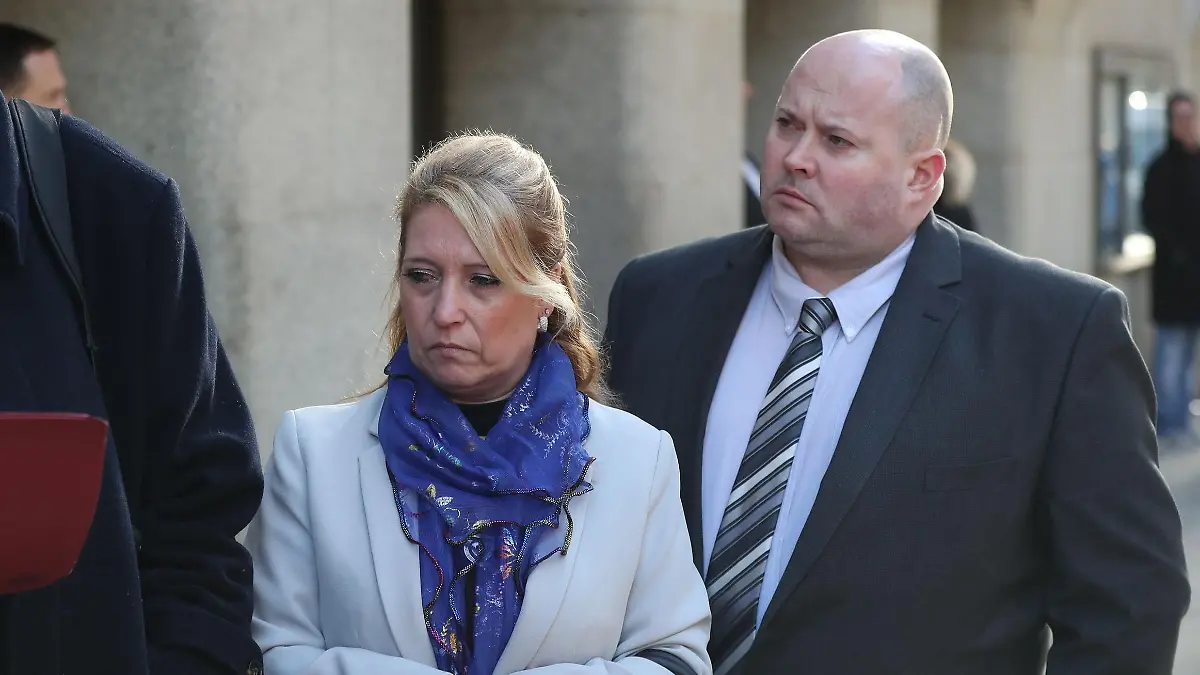ARCHIV - 07.02.2018, Großbritannien, London: Denis Fergus, die Mutter des ermordeten Kindes James Bulger, und ihr Ehemann Stuart (r) lassen nach der Gerichtsverhandlung aus dem Gerichtsgebäude Old Bailey eine Stellungnahme verlesen. Auch drei Jahrzehnte nach dem gewaltsamen Tod des zweijährigen James Bulger lässt der Fall den Menschen in Großbritannien keine Ruhe. Die damals erst zehn Jahre alten Täter gelten in der Öffentlichkeit noch immer als das personifizierte Böse. (zu dpa "30 Jahre nach Mord an James Bulger: Wenn Kinder Kinder töten") Foto: Jonathan Brady/PA Wire/dpa +++ dpa-Bildfunk +++