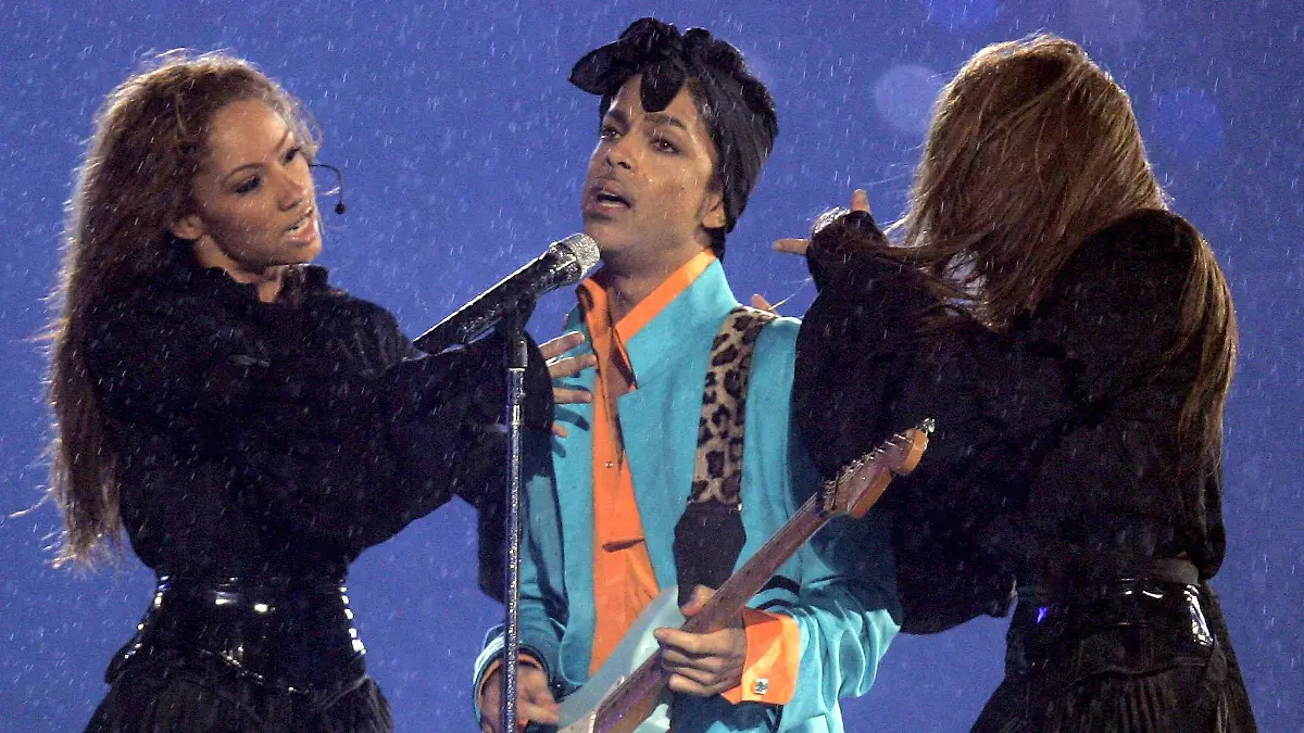 Recording artist Prince performs during the halftime show of Super Bowl XLI in Miami, Florida, Sunday 04 February 2007. The Indianapolis Colts play the Chicago Bears. EPA/TANNEN MAURY +++(c) dpa - Bildfunk+++