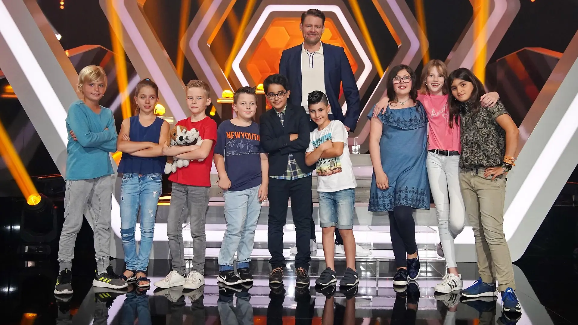 Moderator Max Giermann (h.) mit den Kids: 
V.l.: Niklas, Celine Marie, Tom, Adrian, Armin, Ali, Allegra, Fenja, Navid