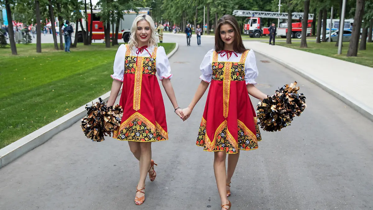 14.06.2018, Russland, Moskau: Fußball, WM, Vorrunde, Gruppe A, 1. Spieltag: Russland - Saudi - Arabien. Zwei Frauen mit traditionellen russischen Kostümen, laufen vor Spielbeginn in der Nähe des Luschnikistadions. Foto: Pavel Golovkin/AP/dpa +++ dpa-Bildfunk +++