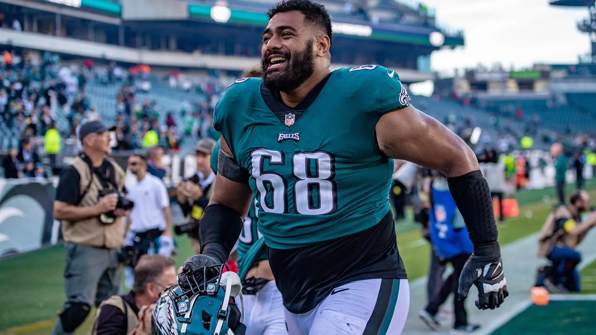 PHILADELPHIA, PA - OCTOBER 30: Philadelphia Eagles offensive tackle Jordan Mailata 68 after the game between the Pittsburgh Steelers and Philadelphia Eagles on Sunday, October 30, 2022 at Lincoln Financial Field in Philadelphia, PA Photo by John Jones/Icon Sportswire NFL, American Football Herren, USA OCT 30 Steelers at Eagles Icon221030239