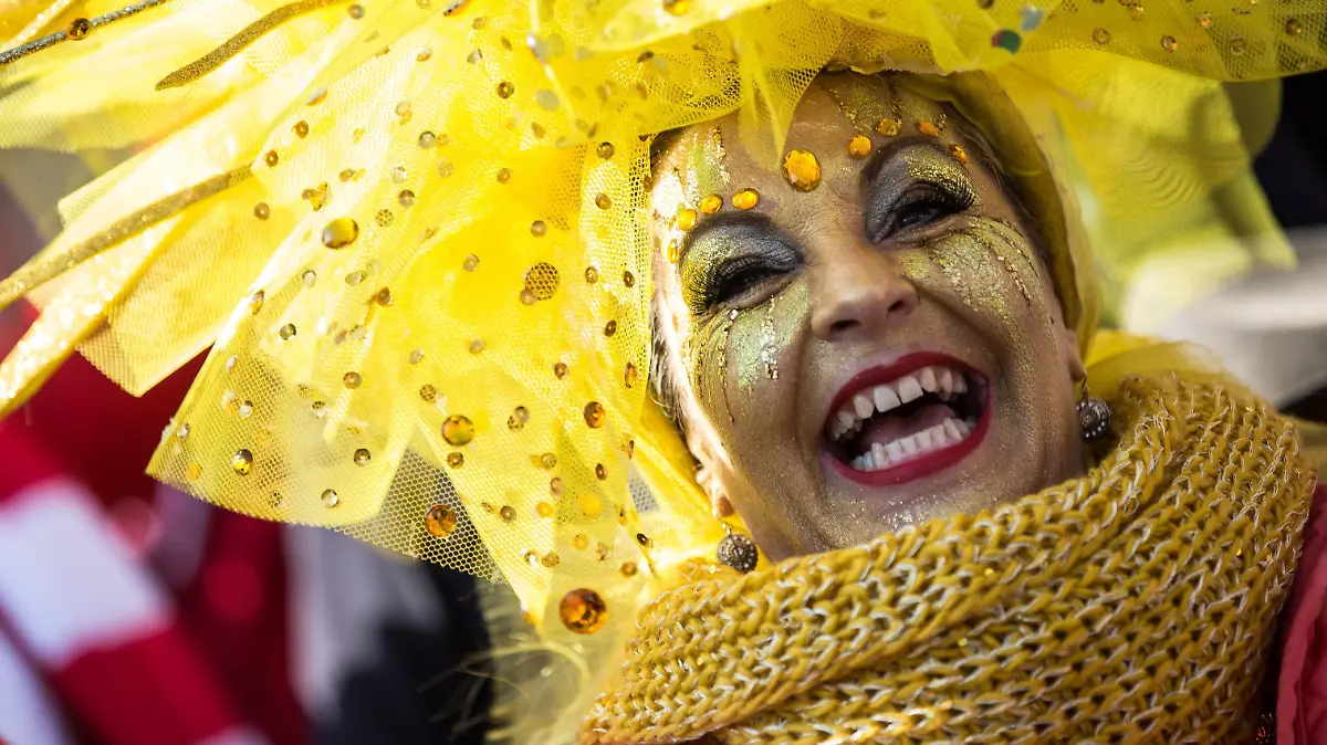 Eine verkleidete Närrin feiert am am 13.03.2016 beim nachgeholten Rosenmontagszug in Düsseldorf (Nordrhein-Westfalen) den Karneval. Wegen einer Sturmwarnung war der ursprünglich für Rosenmontag geplante Düsseldorfer Karnevalsumzug abgesagt worden. Foto: Maja Hitij/dpa | Verwendung weltweit
