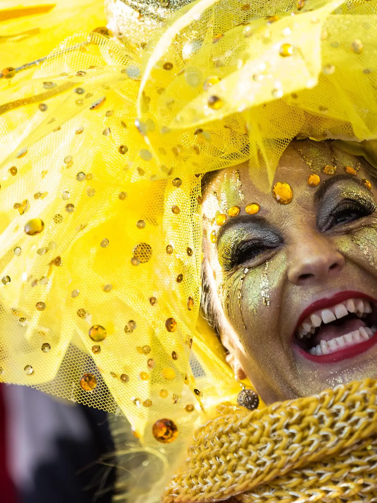 Eine verkleidete Närrin feiert am am 13.03.2016 beim nachgeholten Rosenmontagszug in Düsseldorf (Nordrhein-Westfalen) den Karneval. Wegen einer Sturmwarnung war der ursprünglich für Rosenmontag geplante Düsseldorfer Karnevalsumzug abgesagt worden. Foto: Maja Hitij/dpa | Verwendung weltweit