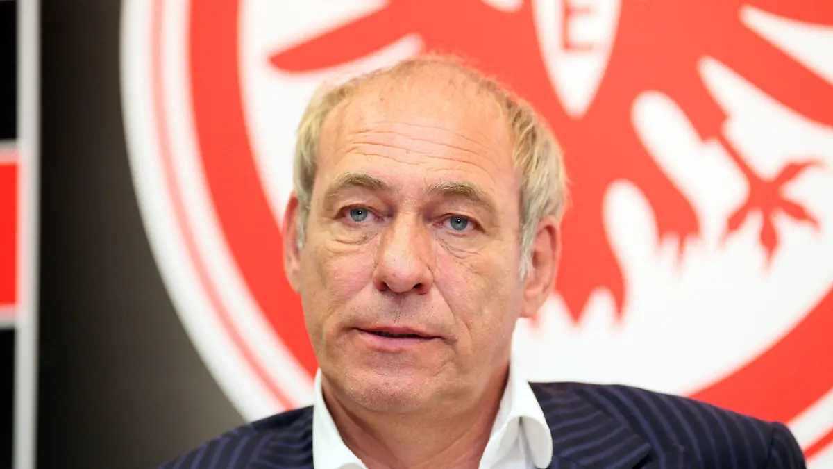 Bildnummer: 07864430 Datum: 16.05.2011 Copyright: imago/Schüler
Präsident Peter Fischer (Eintracht Frankfurt); Fussball Herren GER 1. BL 2010 2011 Abstieg PK Porträt vdig xsp 2011 quer premiumd Fussball Deutschland Bundesliga Eintracht Frankfurt Saison 2010/11 Pressekonferenz Aufsichtsrat Heribert Bruchhagen o0 Funktionär
Image number 07864430 date 16 05 2011 Copyright imago Students President Peter Fischer Eintracht Frankfurt Football men ger 1 BL 2010 2011 Descent press conference Portrait Vdig 2011 horizontal premiumd Football Germany Bundesliga Eintracht Frankfurt Season 2010 11 Press conference Supervisory Board Heribert Bruchhagen o0 Functionary