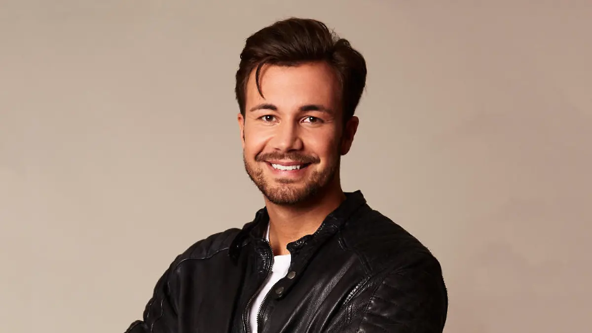 bachelorette bio dennis