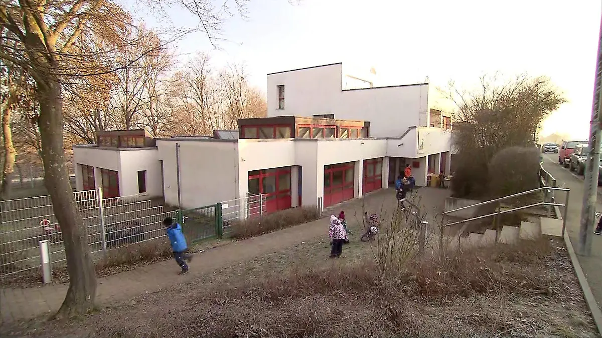 Eltern und Kinder vor städtische Kindertagesstätte /