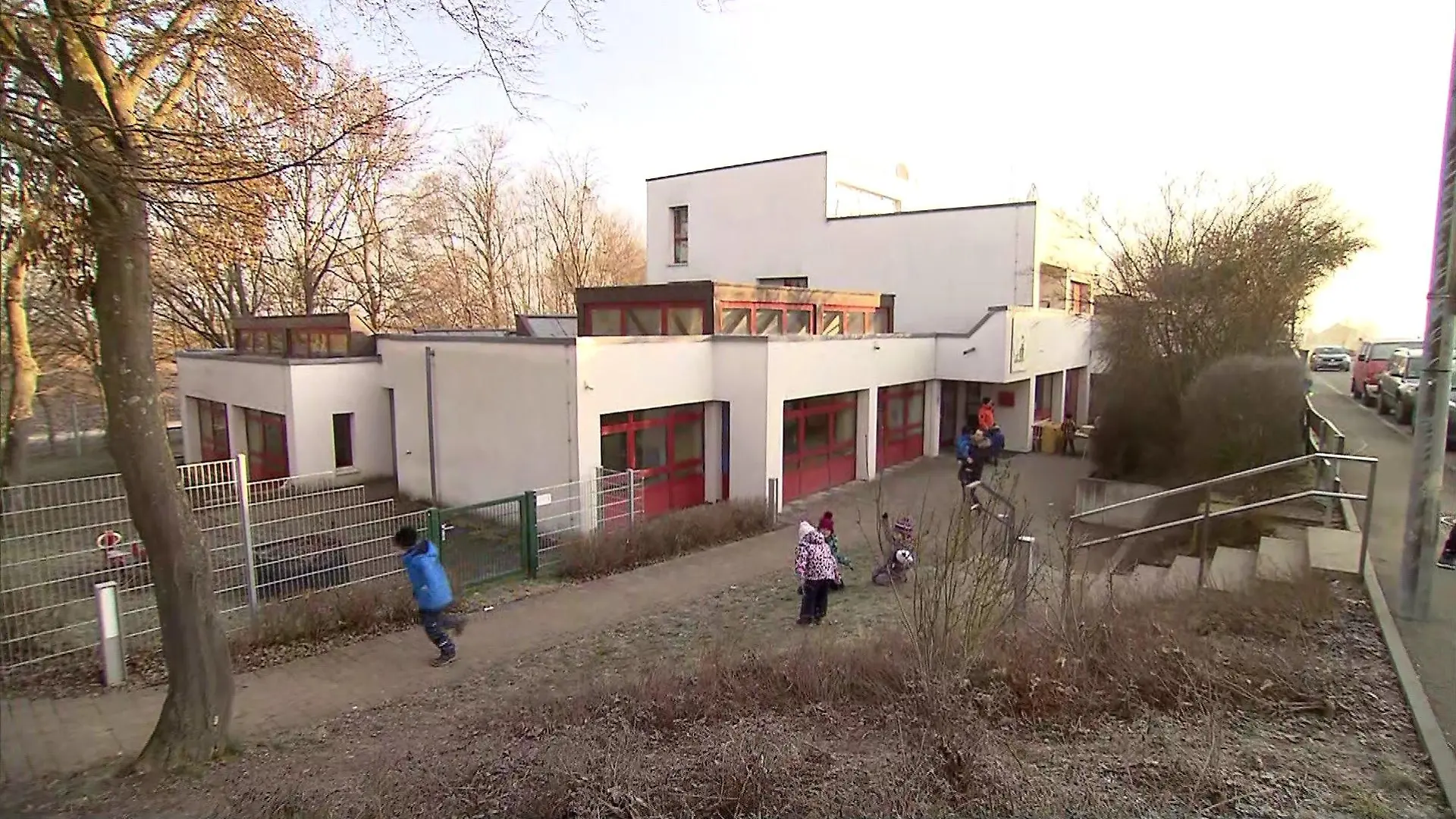 Eltern und Kinder vor städtische Kindertagesstätte /