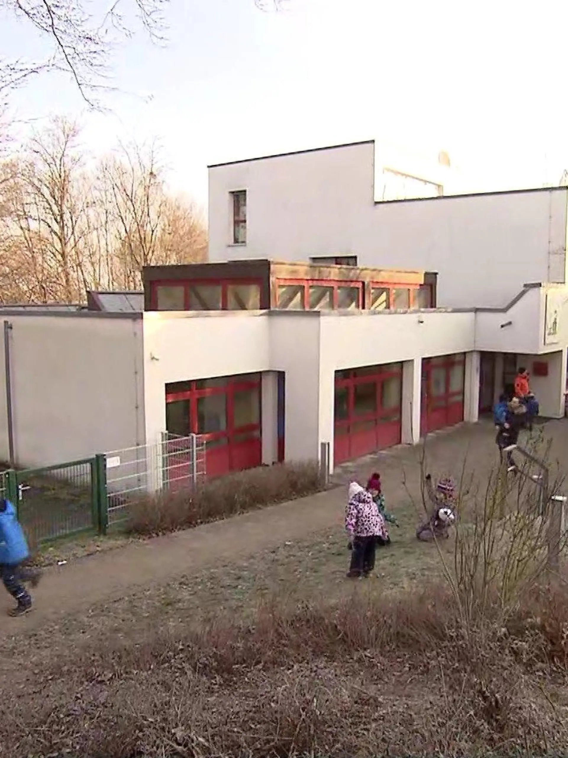 Eltern und Kinder vor städtische Kindertagesstätte /
