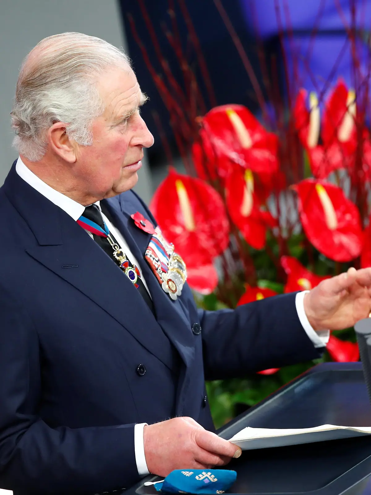 Prinz Charles hält im Bundestag eine Gedenkrede zum Volkstrauertag. Der Prinz von Wales und die Herzogin von Cornwall sind anlässlich der zentralen Gedenkveranstaltung zum Volkstrauertag in Berlin. Der diesjährige Volkstrauertag zum Gedenken an die Opfer des Nationalsozialismus und an die Toten beider Weltkriege ist der deutsch-britischen Freundschaft gewidmet.
