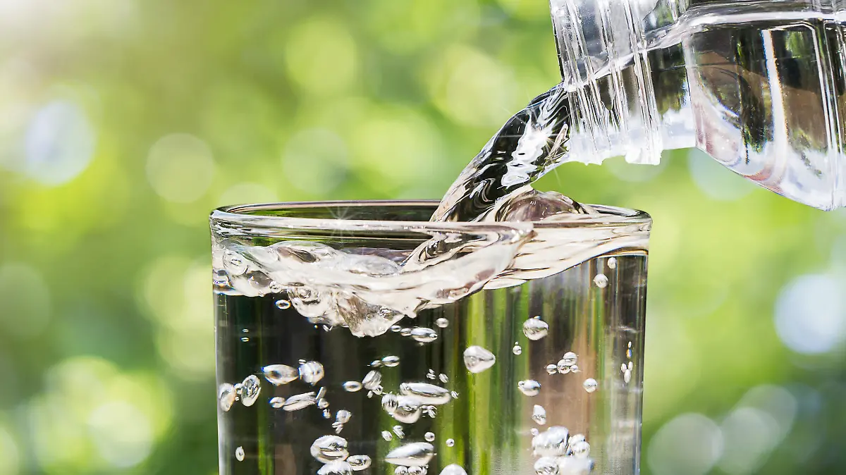Glas mit Mineralwasser.