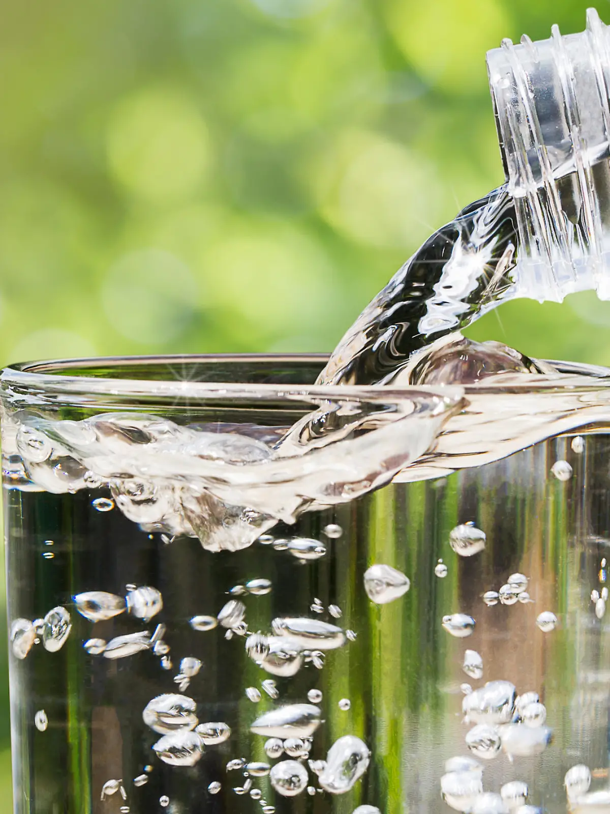 Glas mit Mineralwasser.