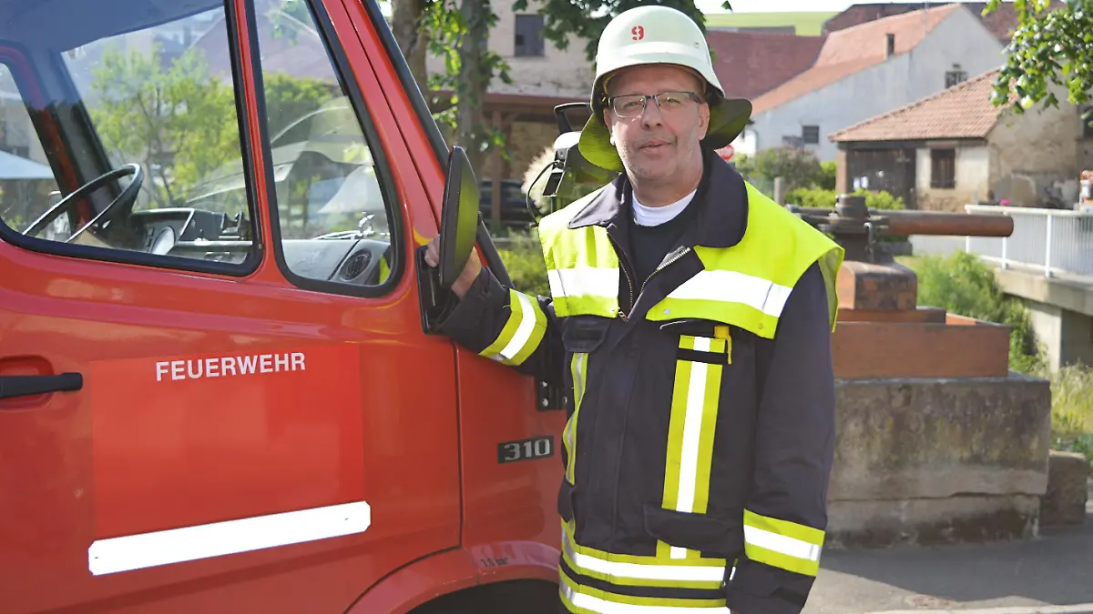 Der freiwillige Feuerwehrmann Waldemar möchte sich gerne verlieben und freut sich darauf seine zukünftige Partnerin mit kleinen Gesten überraschen zu können.