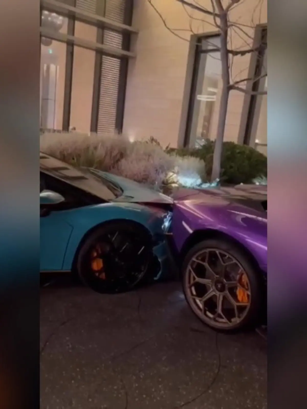 "Was machst du da, Kumpel?" - Im Internet ist ein Video aufgetaucht, wie ein Parkwächter im Crown Perth zwei Lamborghinis beschädigt, die vermutlich dem Milliardär Laurence Escalante gehören.