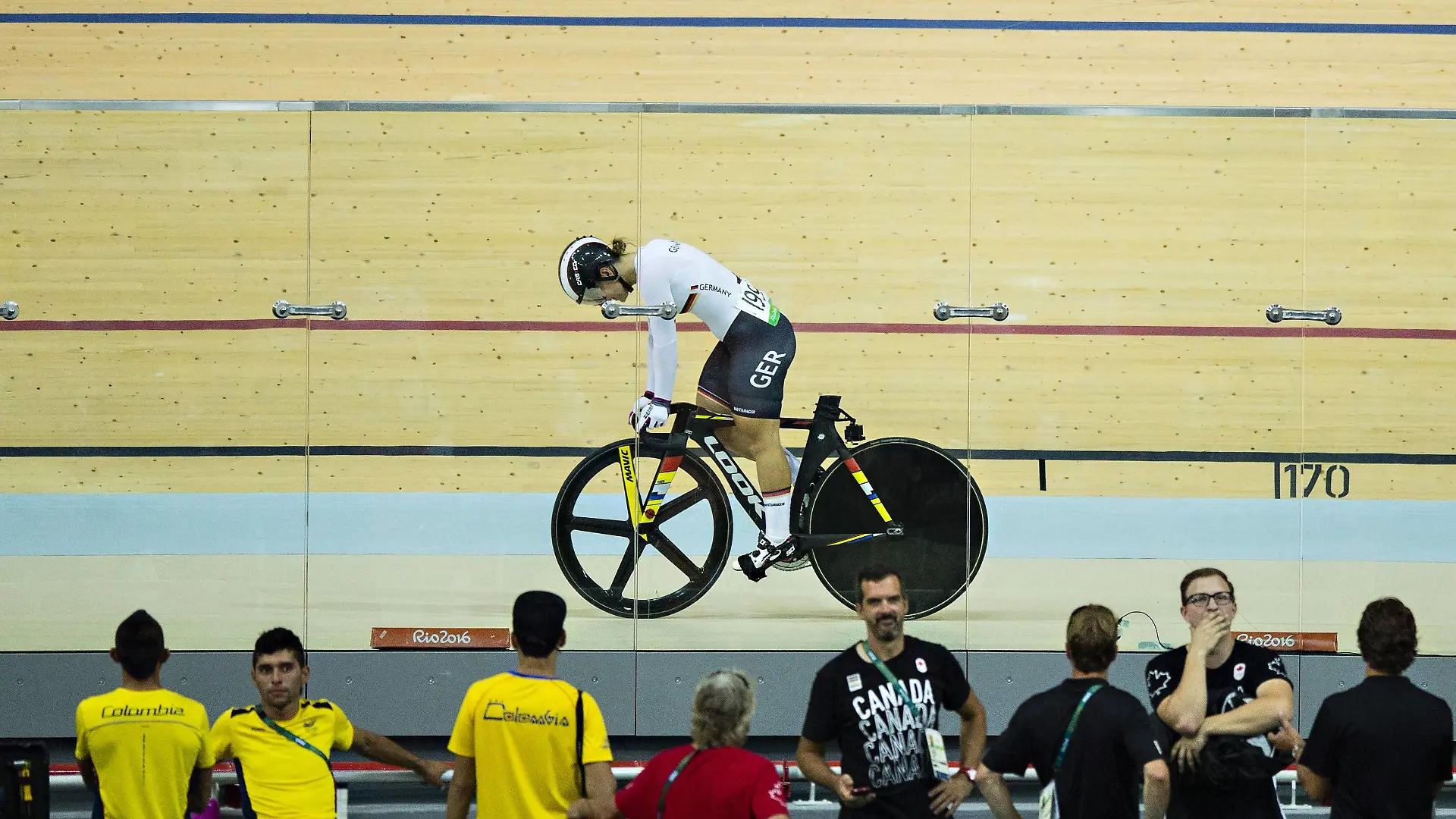 Rio 2016, Bahnradsport, Kristina Vogel wird Olympiasiegerin im Sprint der Damen Rio de Janeiro, 16.08.2016, Olympia Kristina Vogel (Deutschland) gewinnt Gold im Bahnrad Sprint der Frauen gegen JAMES Rebecca und verliert kurz nach dem Ziel ihren Sattel Radsport mm
Rio 2016 Track Cycling Kristina Vogel will Olympic Champion in Sprint the women Rio de Janeiro 16 08 2016 Olympia Kristina Vogel Germany wins Gold in Track Sprint the Women against James Rebecca and loses Short After the Target theirs Saddle Cycling mm