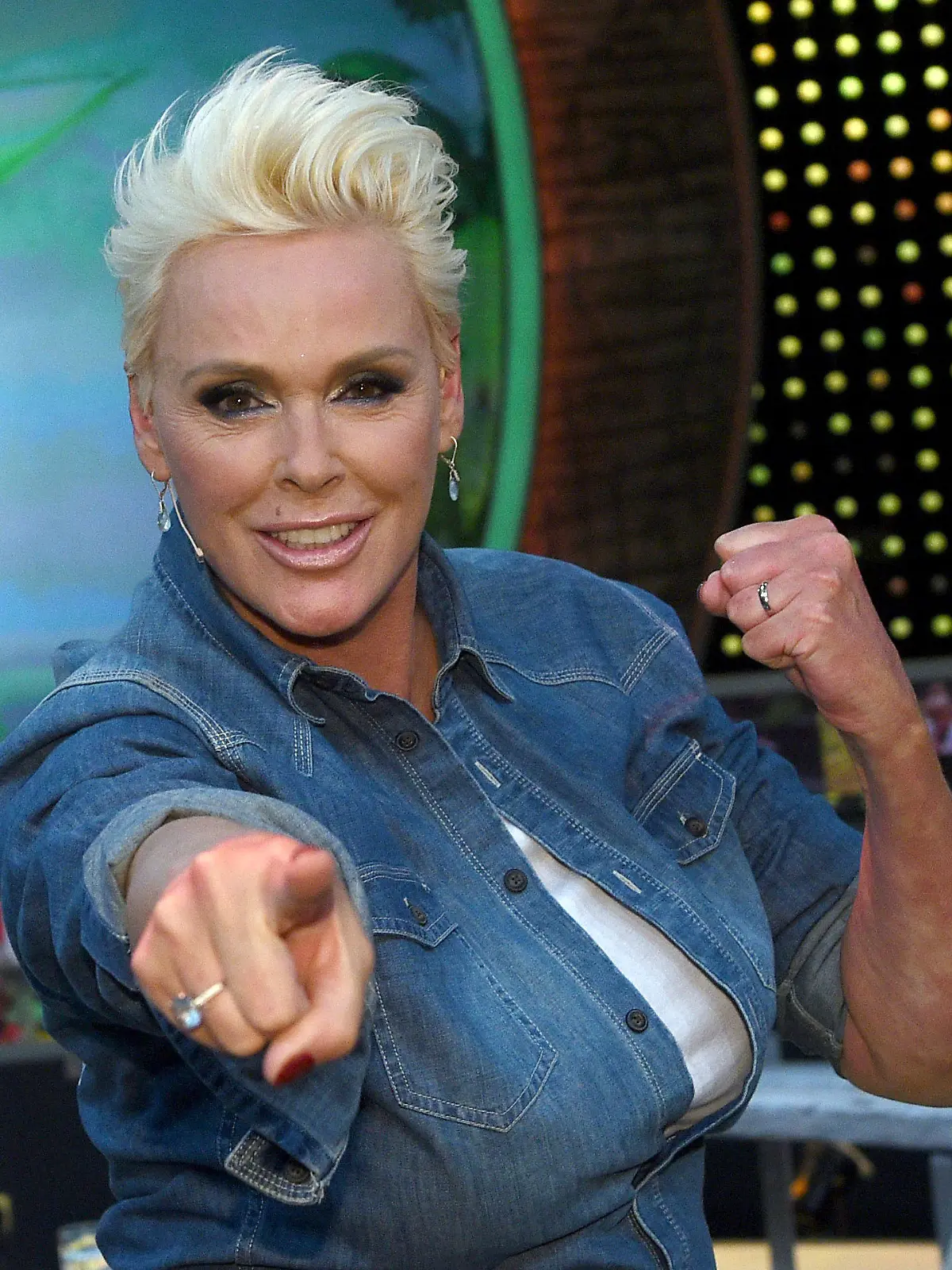 ARCHIV - 13.02.2015, Nordrhein-Westfalen, Hürth: Brigitte Nielsen, dänische Schauspielerin, freut sich nach der RTL-Show "Ich bin ein Star - Lasst mich wieder rein!" über ihren Sieg. (zu dpa "Brigitte Nielsen mit 54 Jahren Mutter einer Tochter geworden" vom 24.06.2018) Foto: Henning Kaiser/dpa +++ dpa-Bildfunk +++