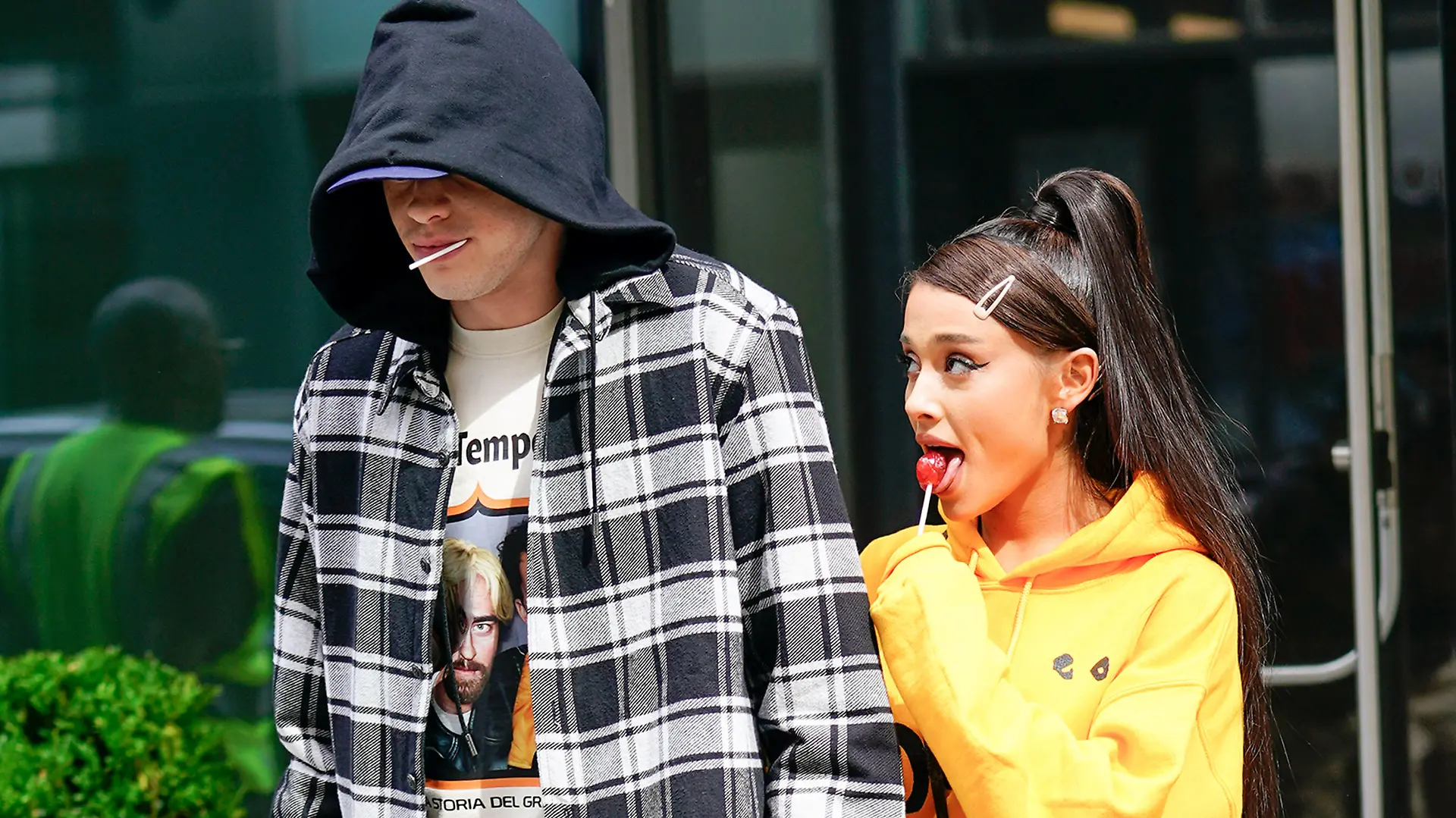 Ariana Grande and Pete Davidson mirror each other by sucking on lollipops and holding hands when out and about in New York
Pictured: Ariana Grande and Pete Davidson
Ref: SPL5005178 200618 NON-EXCLUSIVE
Picture by: SplashNews.com
Splash News and Pictures
Los Angeles: 310-821-2666
New York: 212-619-2666
London: 0207 644 7656
Milan: +39 02 4399 8577
photodesk@splashnews.com
World Rights, No Portugal Rights