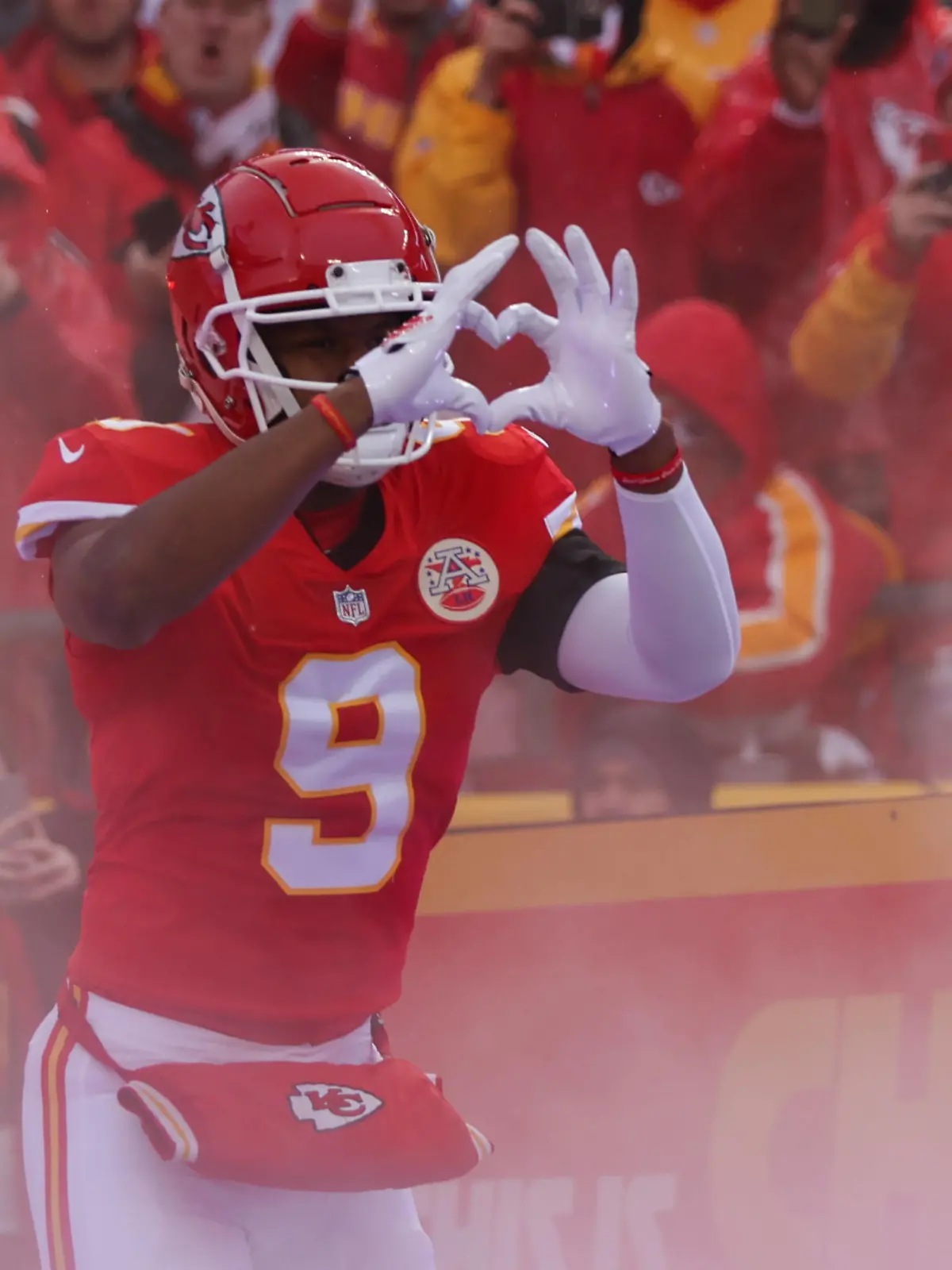 KANSAS CITY, MO - JANUARY 21: Kansas City Chiefs wide receiver JuJu Smith-Schuster 9 makes a heart sign with his hands as he runs through smoke and onto the field before an AFC divisional playoff game between the Jacksonville Jaguars and Kansas City Chiefs on January 21, 2023 at GEHA Field at Arrowhead Stadium in Kansas City, MO. Photo by Scott Winters/Icon Sportswire NFL, American Football Herren, USA JAN 21 AFC Divisional Playoffs - Jaguars at Chiefs Icon2301211019