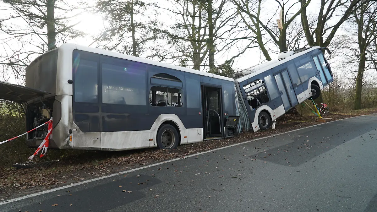 Schönberg nördlich von Trittau / Schleswig Holstein
Bsufahrer schwer verletzt
Der Fahrer eines Gelenkbusse ist auf einer Landstrasse bei Schönberg (Nördlich von Trittau) mit seinem Fahrzeug von der Strasse abgekommen und gegen einen Baum geprallt. Der Bus schob sich durch die Wuncht des Aufpralls bis auf 3 Meter Höhe in den Baum hoch. Der Fahrer wurde schwer verletztz mit einem Rettungshubschrauber in eine Klinik gebracht. Passagiere waren zum Zeitpunkt des Unfalls nicht im Bus. Die Bergung des Busses wird vorrausichtlich noch den ganzen Tag andauern
