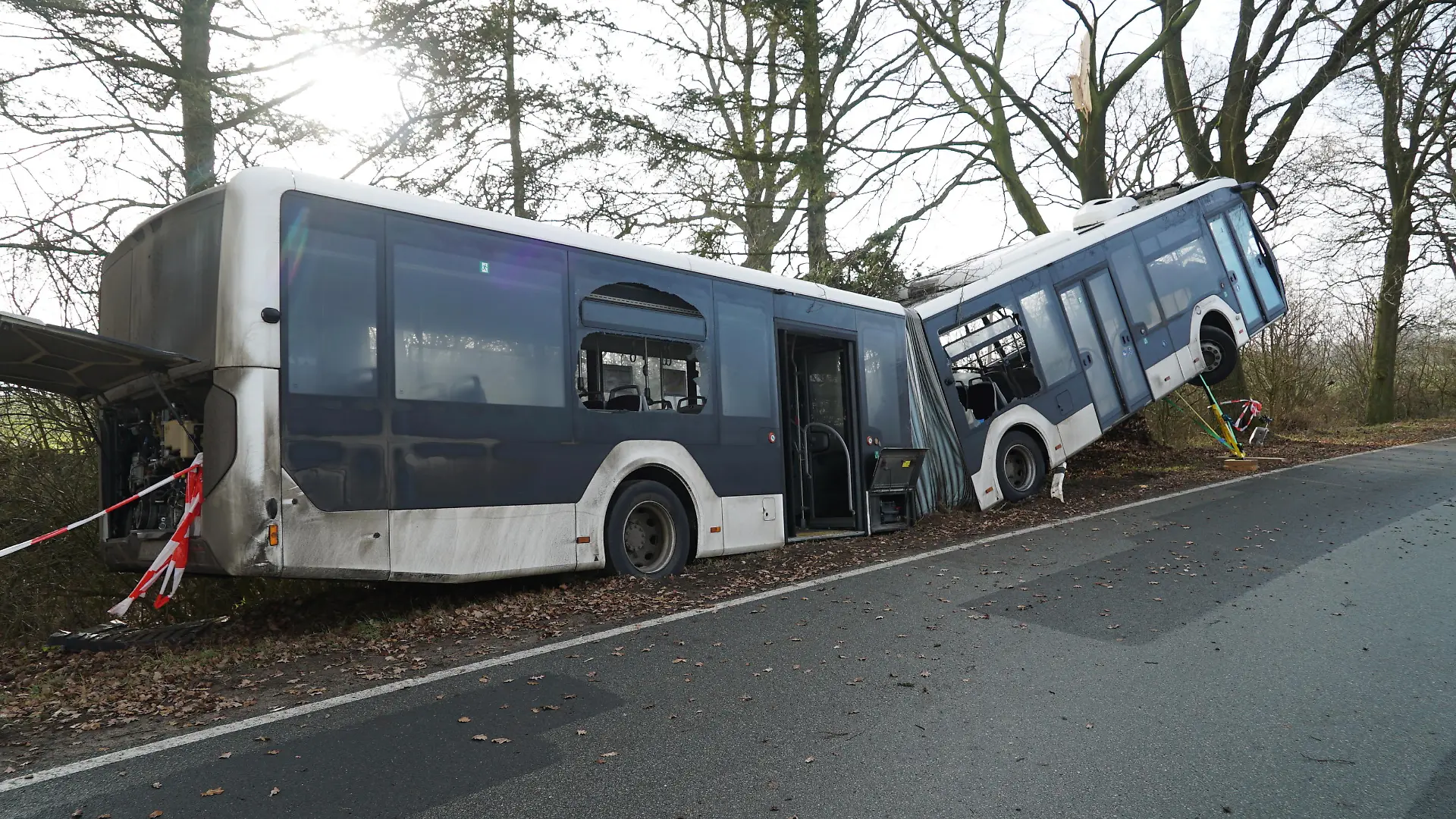 Schönberg nördlich von Trittau / Schleswig Holstein
Bsufahrer schwer verletzt
Der Fahrer eines Gelenkbusse ist auf einer Landstrasse bei Schönberg (Nördlich von Trittau) mit seinem Fahrzeug von der Strasse abgekommen und gegen einen Baum geprallt. Der Bus schob sich durch die Wuncht des Aufpralls bis auf 3 Meter Höhe in den Baum hoch. Der Fahrer wurde schwer verletztz mit einem Rettungshubschrauber in eine Klinik gebracht. Passagiere waren zum Zeitpunkt des Unfalls nicht im Bus. Die Bergung des Busses wird vorrausichtlich noch den ganzen Tag andauern