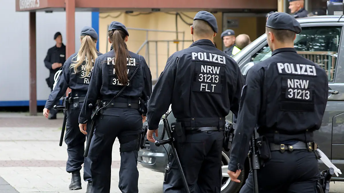 15.06.2018, Nordrhein-Westfalen, Köln: Polizisten gehen zum Wohnkomplex Osloerstr. 3 in Köln-Chorweiler. Nach dem Fund von hochgiftigem Rizin in einem Hochhaus in Köln will die Polizei am Freitagmorgen mehrere leerstehende Wohnungen in dem Gebäude durchsuchen. Foto: Oliver Berg/dpa +++ dpa-Bildfunk +++
