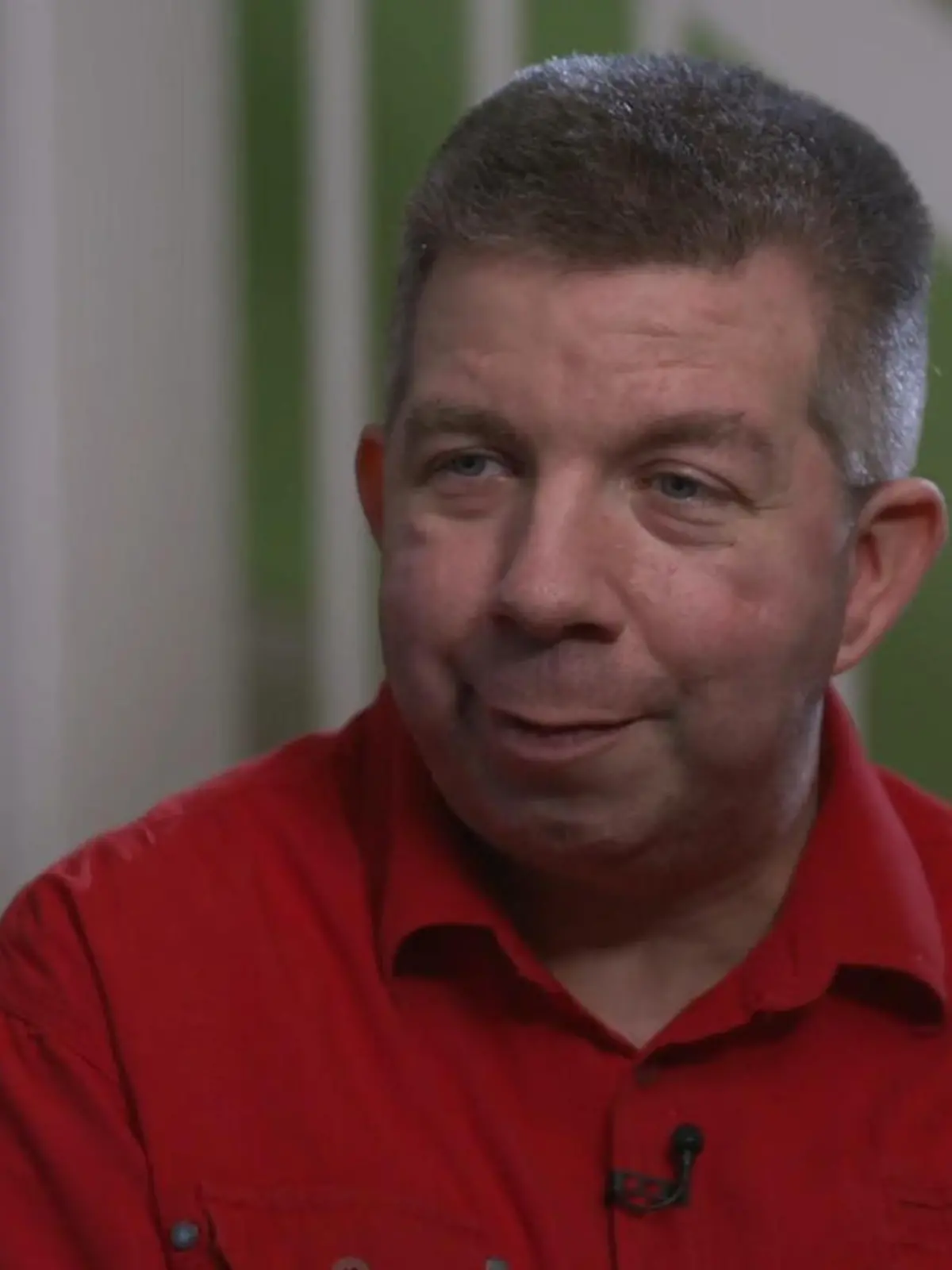 Busfahrer Ronny (44) aus Brandenburg ist ein Familienmensch durch und durch. Zusammen mit seiner Mutter Sabine sucht er eine Partnerin, die so ähnlich tickt wie er und Spaß am Familienleben hat. Denn Ronny – Single seit 2006 – hat die Hoffnung noch nicht aufgegeben, mit seiner Traumfrau irgendwann selber eine Familie zu gründen. Im Video erfahren Sie mehr über den leidenschaftlichen Hobbykoch.
