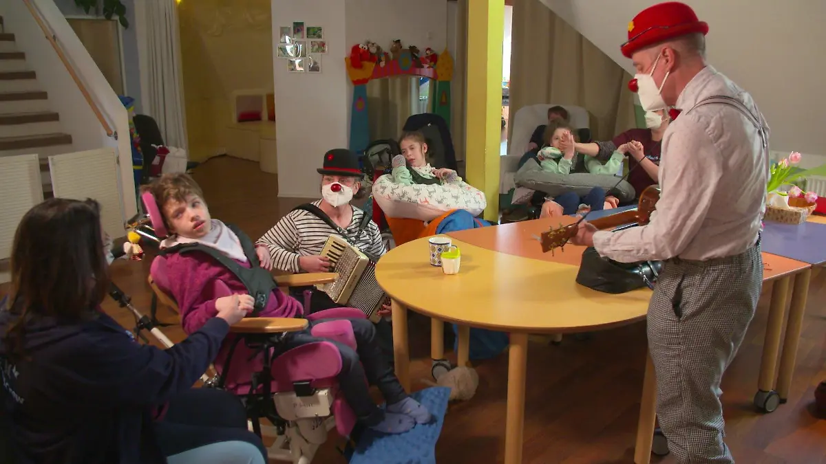 Die Therapie-Clowns Luise (links) und Petersilie heitern die Kinder im Tageshospiz Theodorus in Hamburg auf.