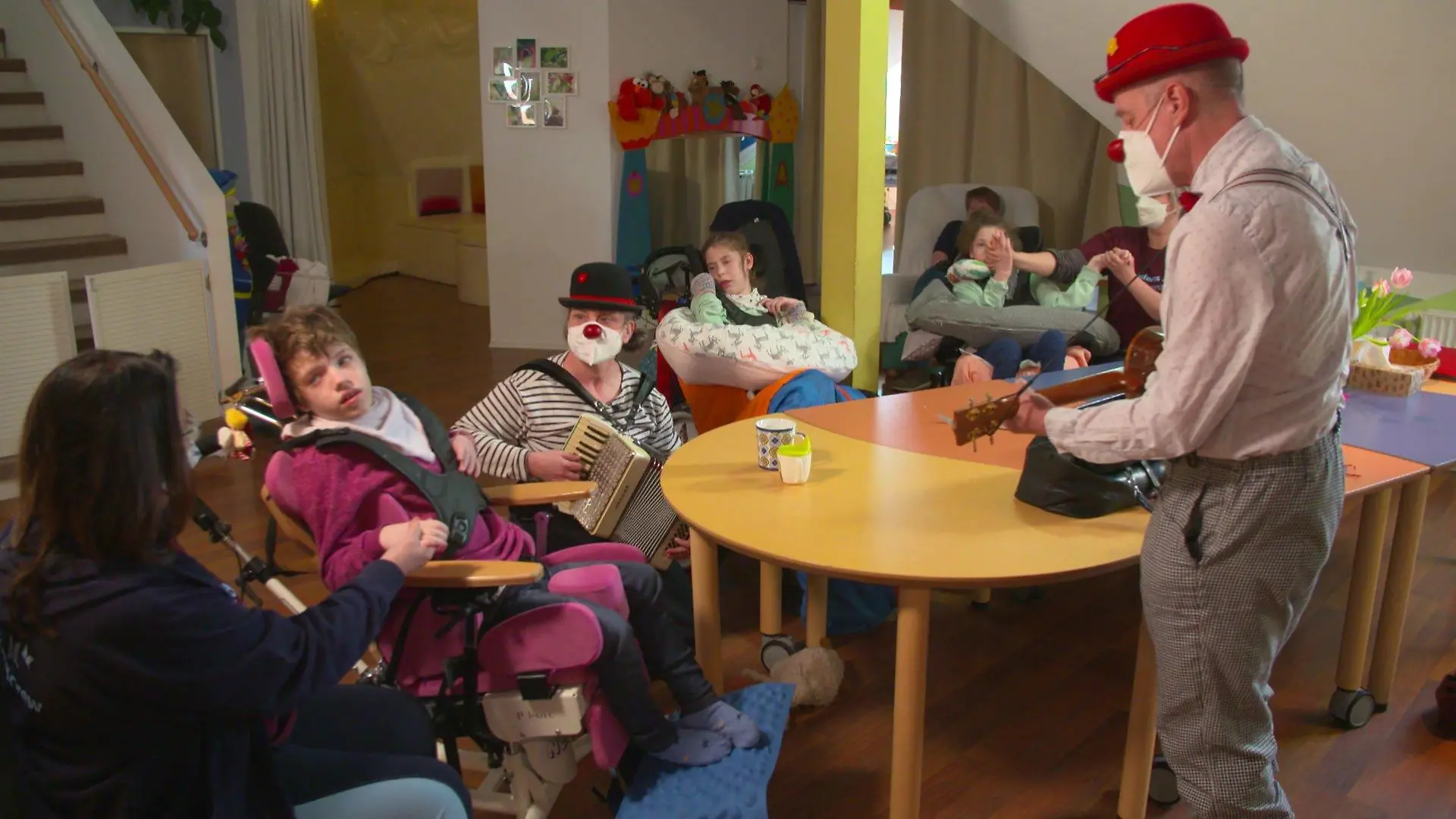 Die Therapie-Clowns Luise (links) und Petersilie heitern die Kinder im Tageshospiz Theodorus in Hamburg auf.