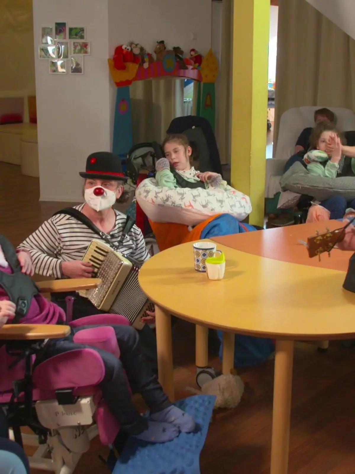 Die Therapie-Clowns Luise (links) und Petersilie heitern die Kinder im Tageshospiz Theodorus in Hamburg auf.