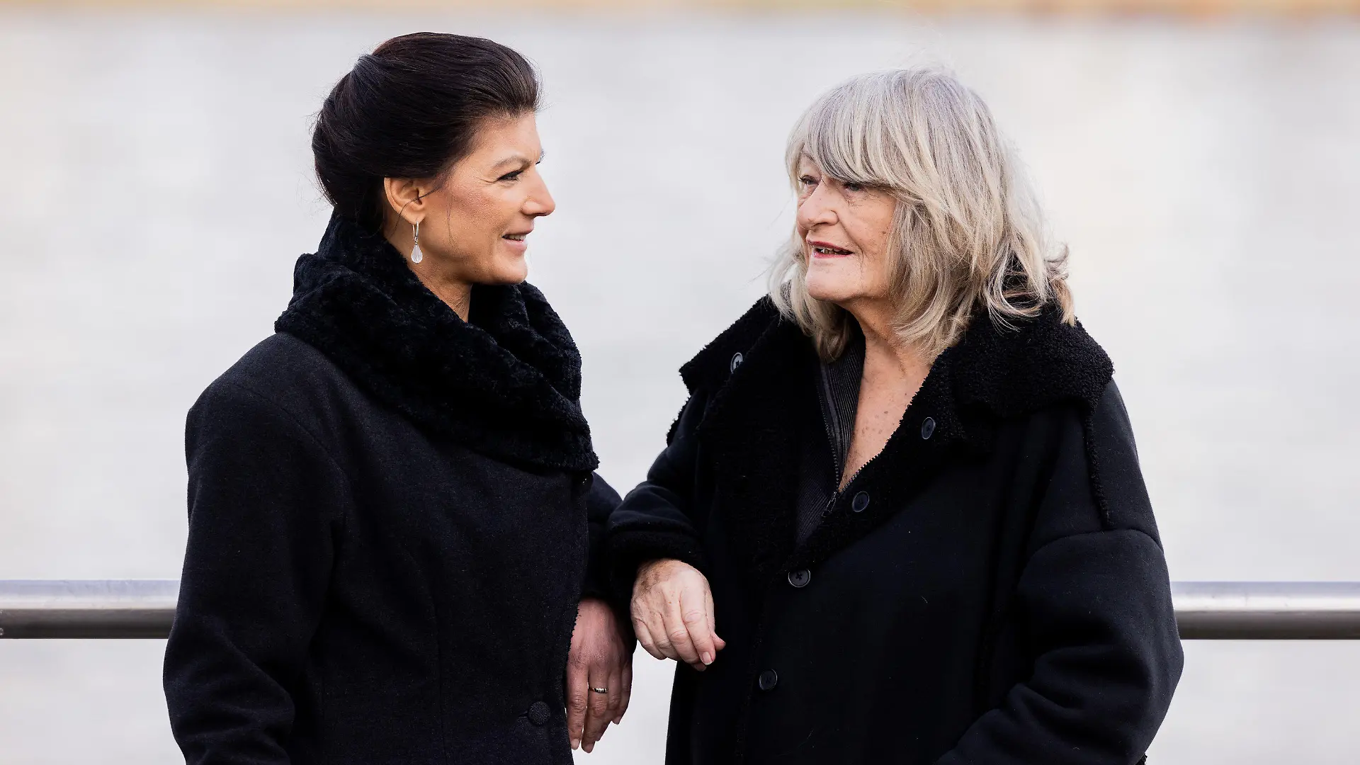 09.02.2023, Nordrhein-Westfalen, Köln: Sahra Wagenknecht (Die Linke, l), Politikerin, und Alice Schwarzer, Frauenrechtlerin, stehen im Rheinauhafen am Rhein. Wagenknecht und Schwarzer haben Bundeskanzler Scholz (SPD) aufgefordert, im Ukraine-Krieg auf Verhandlungen statt auf Waffenlieferungen zu setzen. In einem gemeinsamen "Manifest für den Frieden" warnten die beiden Frauen am Freitag vor einer "Rutschbahn Richtung Weltkrieg und Atomkrieg". (zu dpa "Wagenknecht und Schwarzer warnen vor "Rutschbahn" in den Atomkrieg") Foto: Rolf Vennenbernd/dpa +++ dpa-Bildfunk +++