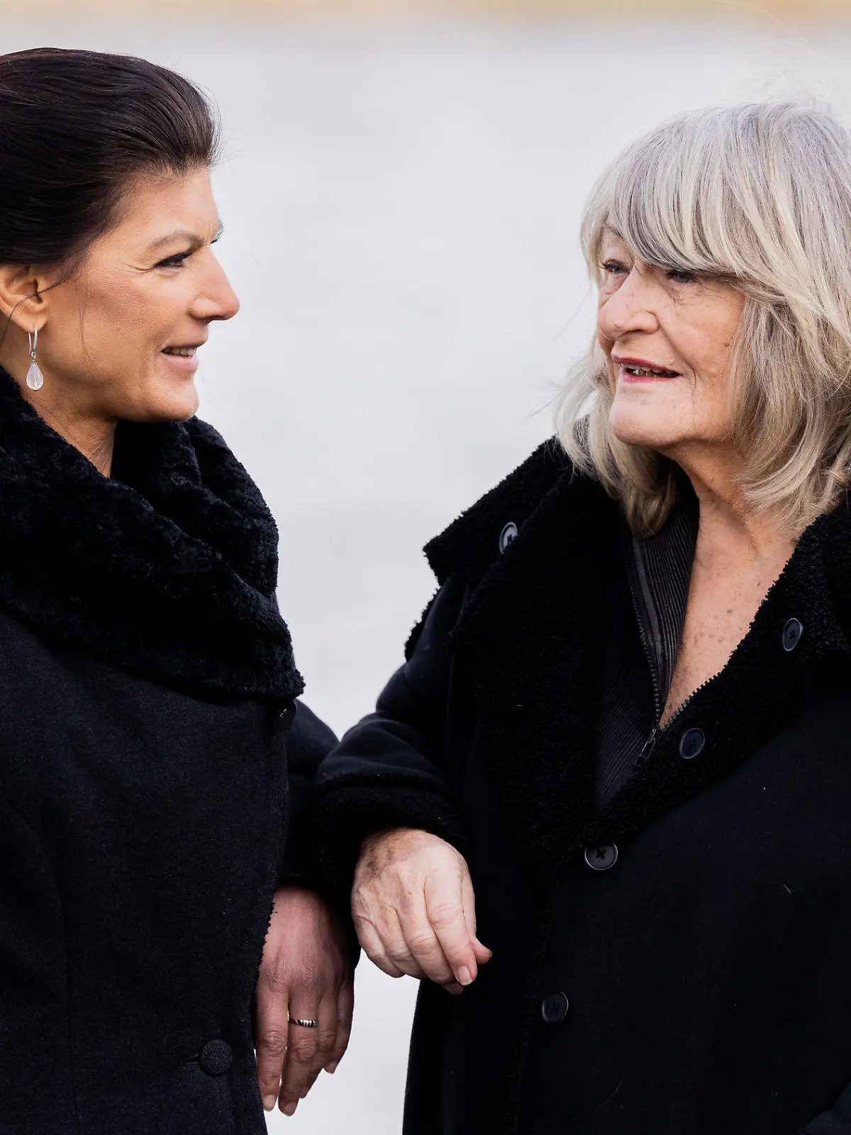 09.02.2023, Nordrhein-Westfalen, Köln: Sahra Wagenknecht (Die Linke, l), Politikerin, und Alice Schwarzer, Frauenrechtlerin, stehen im Rheinauhafen am Rhein. Wagenknecht und Schwarzer haben Bundeskanzler Scholz (SPD) aufgefordert, im Ukraine-Krieg auf Verhandlungen statt auf Waffenlieferungen zu setzen. In einem gemeinsamen "Manifest für den Frieden" warnten die beiden Frauen am Freitag vor einer "Rutschbahn Richtung Weltkrieg und Atomkrieg". (zu dpa "Wagenknecht und Schwarzer warnen vor "Rutschbahn" in den Atomkrieg") Foto: Rolf Vennenbernd/dpa +++ dpa-Bildfunk +++