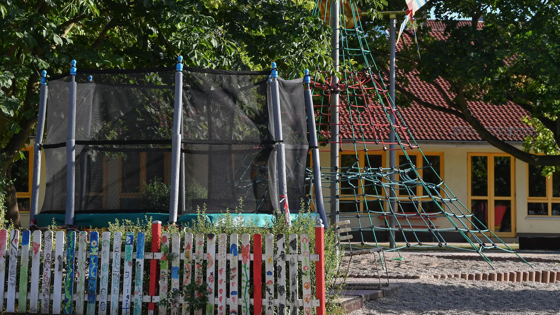 21.06.2018, Brandenburg, Wildau: Ein leerer Spielplatz auf dem Gelände der Kita Wirbelwind. Mindestens 150 Kita-Kinder in Wildau (Dahme-Spreewald) sind wegen Übelkeit und Erbrechen am Donnerstag von Rettungskräften versorgt worden. Nach Angaben der Stadtverwaltung waren zwischen 150 und 160 Kinder in den drei kommunalen Kitas der Stadt betroffen sowie einige der Betreuer. Laut Lagezentrum des Polizeipräsidiums in Potsdam wurden 13 der Kinder ins Krankenhaus gebracht. Es gebe die Vermutung, dass die Übelkeit und das Erbrechen vom Essen kommen könnte, das in die Kitas geliefert worden sei. Von dem Essen wurden laut Stadt Proben genommen, die untersucht werden sollen. Foto: Patrick Pleul/dpa-Zentralbild/ZB +++ dpa-Bildfunk +++