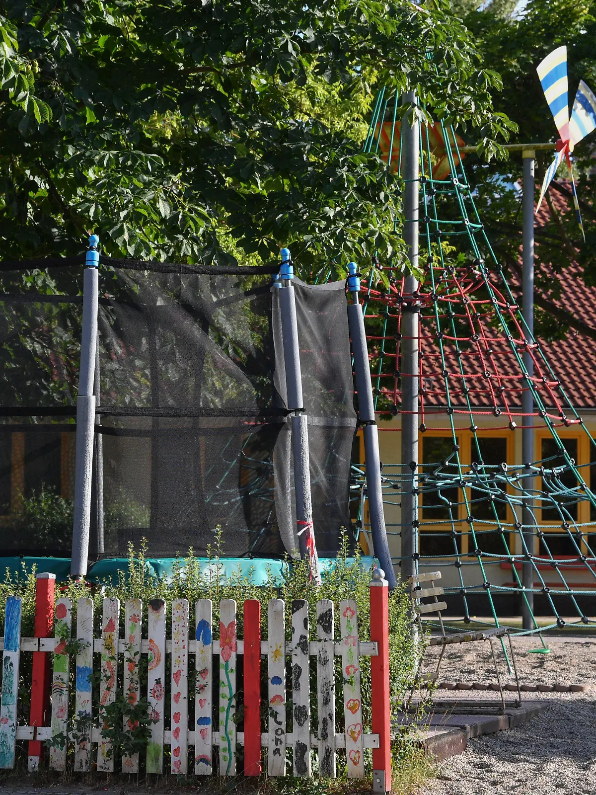 21.06.2018, Brandenburg, Wildau: Ein leerer Spielplatz auf dem Gelände der Kita Wirbelwind. Mindestens 150 Kita-Kinder in Wildau (Dahme-Spreewald) sind wegen Übelkeit und Erbrechen am Donnerstag von Rettungskräften versorgt worden. Nach Angaben der Stadtverwaltung waren zwischen 150 und 160 Kinder in den drei kommunalen Kitas der Stadt betroffen sowie einige der Betreuer. Laut Lagezentrum des Polizeipräsidiums in Potsdam wurden 13 der Kinder ins Krankenhaus gebracht. Es gebe die Vermutung, dass die Übelkeit und das Erbrechen vom Essen kommen könnte, das in die Kitas geliefert worden sei. Von dem Essen wurden laut Stadt Proben genommen, die untersucht werden sollen. Foto: Patrick Pleul/dpa-Zentralbild/ZB +++ dpa-Bildfunk +++