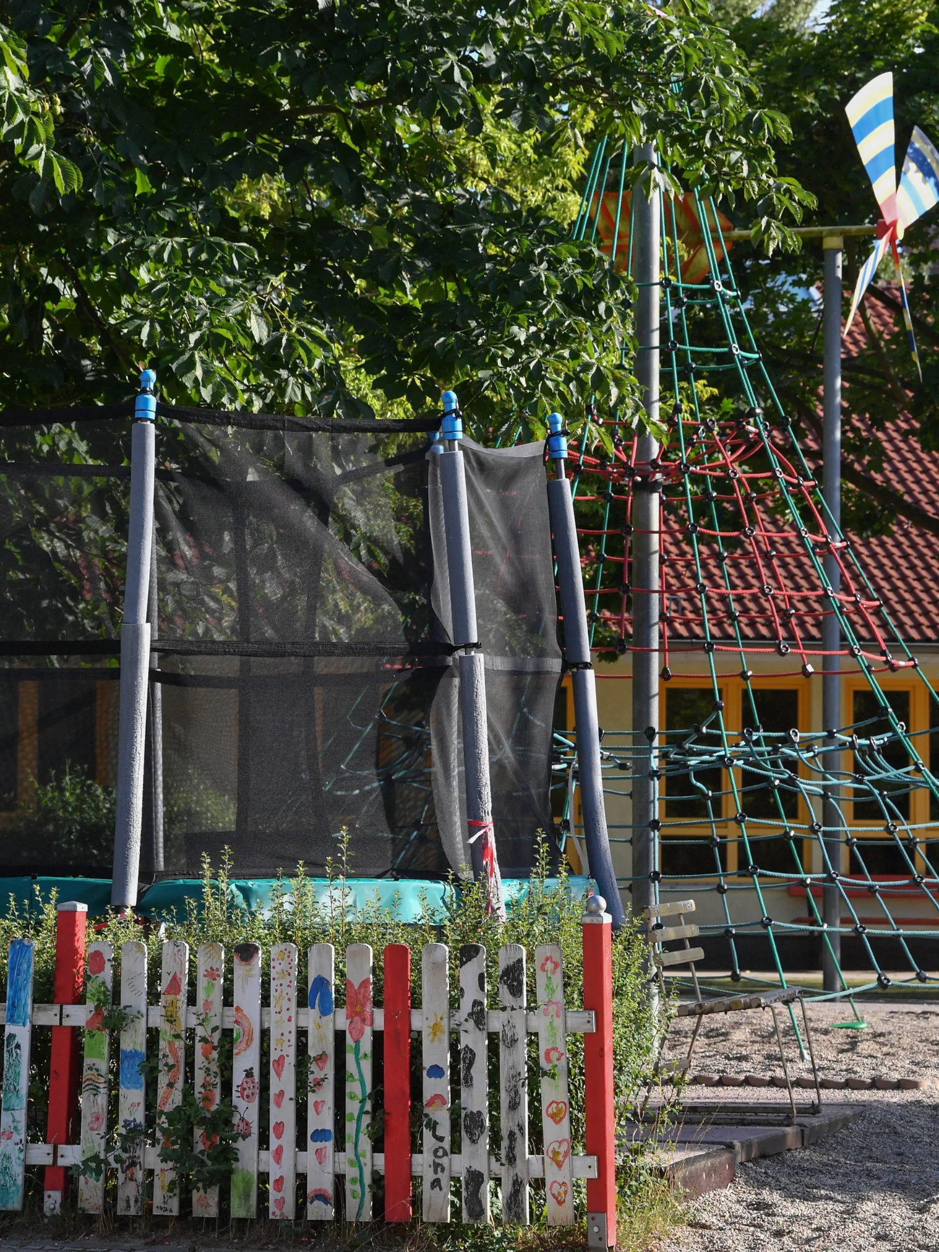 21.06.2018, Brandenburg, Wildau: Ein leerer Spielplatz auf dem Gelände der Kita Wirbelwind. Mindestens 150 Kita-Kinder in Wildau (Dahme-Spreewald) sind wegen Übelkeit und Erbrechen am Donnerstag von Rettungskräften versorgt worden. Nach Angaben der Stadtverwaltung waren zwischen 150 und 160 Kinder in den drei kommunalen Kitas der Stadt betroffen sowie einige der Betreuer. Laut Lagezentrum des Polizeipräsidiums in Potsdam wurden 13 der Kinder ins Krankenhaus gebracht. Es gebe die Vermutung, dass die Übelkeit und das Erbrechen vom Essen kommen könnte, das in die Kitas geliefert worden sei. Von dem Essen wurden laut Stadt Proben genommen, die untersucht werden sollen. Foto: Patrick Pleul/dpa-Zentralbild/ZB +++ dpa-Bildfunk +++