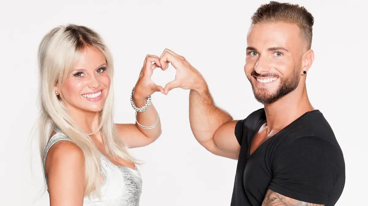 "Love Island" _ Liebespaar Stephanie Schmitz (23) & Julian Evangelos (25)
