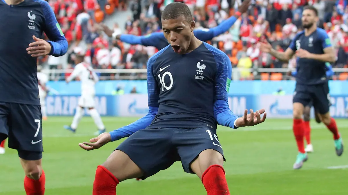 21.06.2018, Russland, Jekaterinburg: Fußball, WM, Frankreich - Peru, Vorrunde, Gruppe C, 2. Spieltag im Jekaterinburg-Stadion. Kylian Mbappe aus Frankreich (r) und Teamkollege Antoine Griezmann (l) bejubeln das 1:0. Foto: David Vincent/AP/dpa +++ dpa-Bildfunk +++