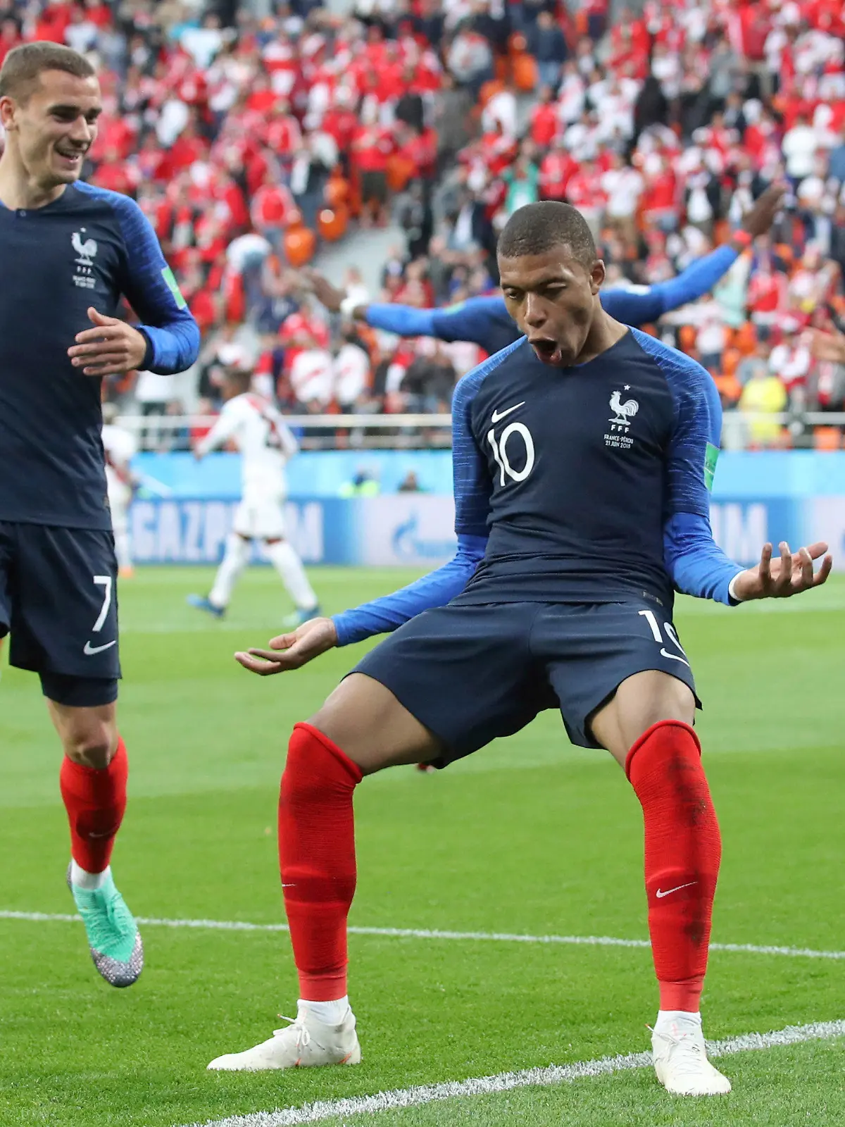 21.06.2018, Russland, Jekaterinburg: Fußball, WM, Frankreich - Peru, Vorrunde, Gruppe C, 2. Spieltag im Jekaterinburg-Stadion. Kylian Mbappe aus Frankreich (r) und Teamkollege Antoine Griezmann (l) bejubeln das 1:0. Foto: David Vincent/AP/dpa +++ dpa-Bildfunk +++