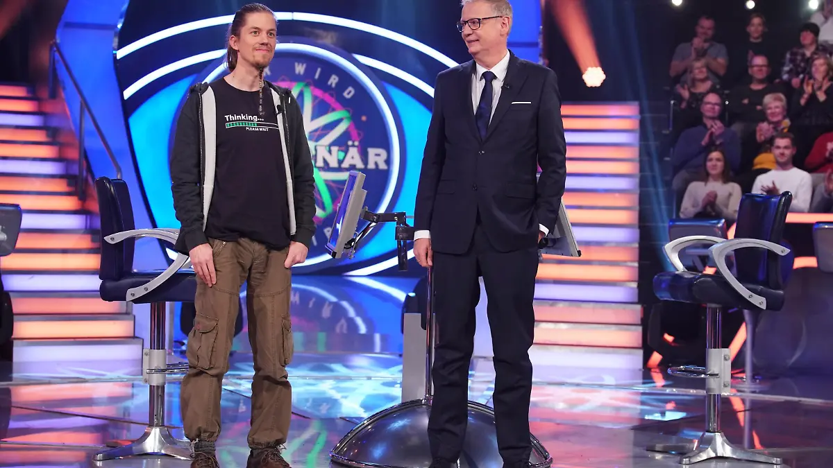 Achtung! Sperrfrist für alle Medien bis Mo., 13.02.2023, 23:20 Uhr!
Moderator Günther Jauch mit Silas Kraus aus Mannheim
Die Verwendung des sendungsbezogenen Materials ist nur mit dem Hinweis und Verlinkung auf RTL+ gestattet.