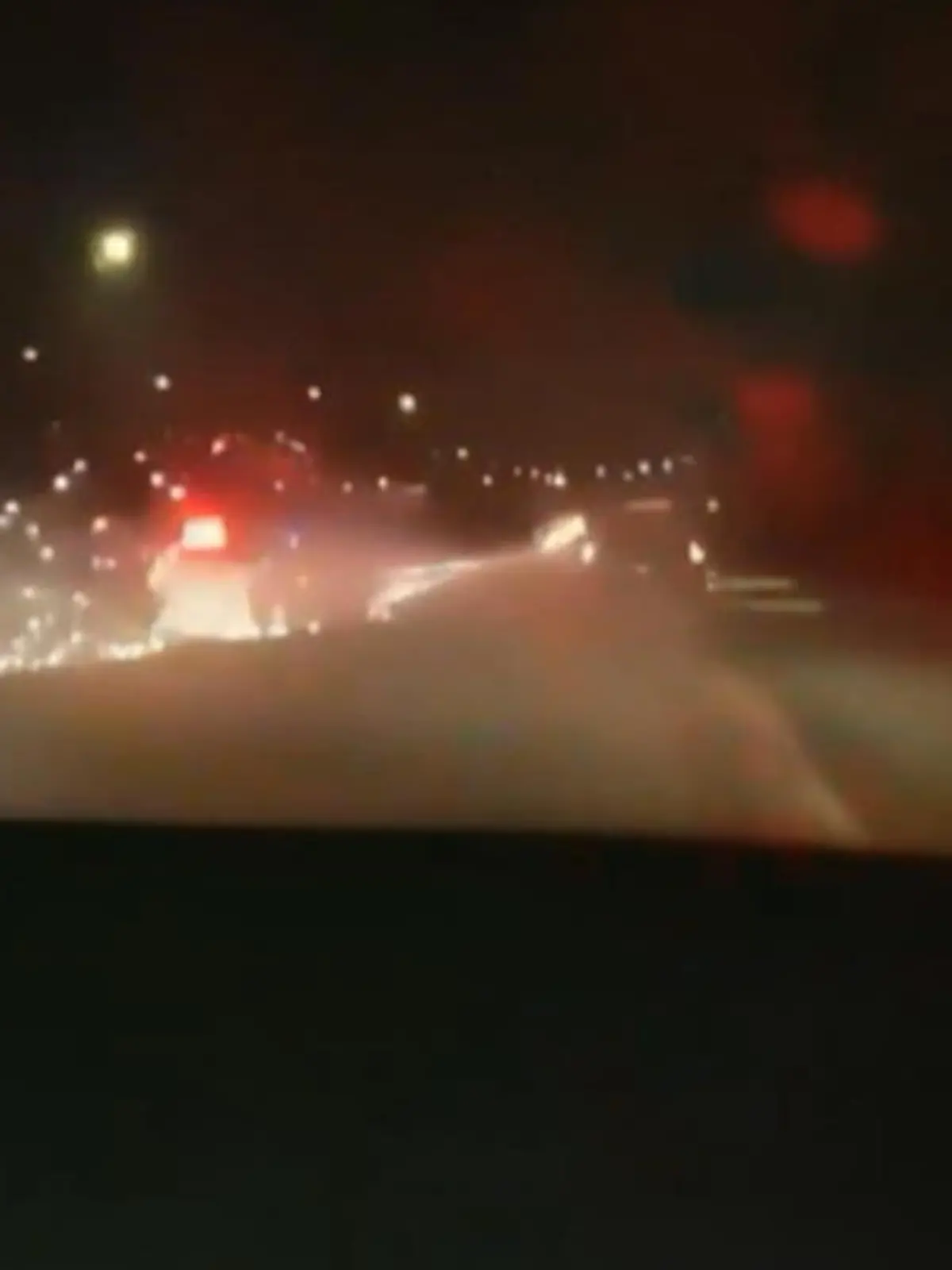 Während einer Verfolgsungsjagd beschoss der Fahrer das Polizeifahrzeug mit Feuerwerkskörpern.  Einer der Beamten wurde dabei schwer verletzt.