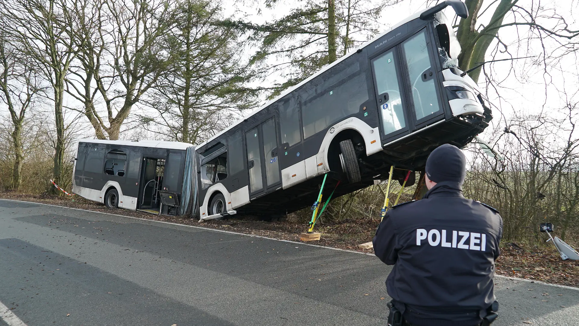 Schönberg nördlich von Trittau / Schleswig Holstein
Bsufahrer schwer verletzt
Der Fahrer eines Gelenkbusse ist auf einer Landstrasse bei Schönberg (Nördlich von Trittau) mit seinem Fahrzeug von der Strasse abgekommen und gegen einen Baum geprallt. Der Bus schob sich durch die Wuncht des Aufpralls bis auf 3 Meter Höhe in den Baum hoch. Der Fahrer wurde schwer verletztz mit einem Rettungshubschrauber in eine Klinik gebracht. Passagiere waren zum Zeitpunkt des Unfalls nicht im Bus. Die Bergung des Busses wird vorrausichtlich noch den ganzen Tag andauern